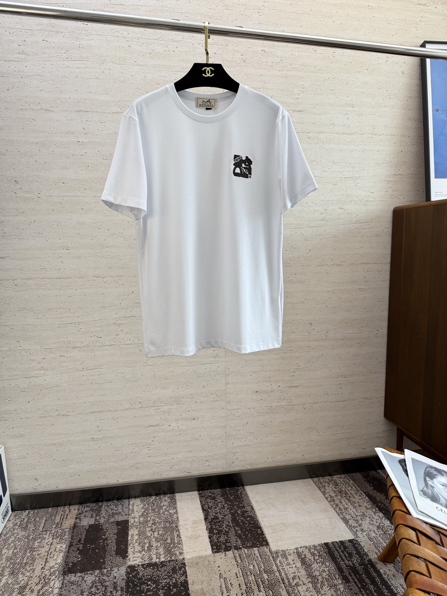 NO:496516,HER2025 spring and summer new short-sleeved sleeves have bright and bright overall color, smooth and soft feel, with a strong drape, natural and soft texture, super comfortable in the body, and a strong drape!  T-shirts are very comfortable and practical in daily wear, super toughness is better than ordinary cotton, the texture is delicate, soft and skin-friendly, the touch is light and cool, the color is bright and the color is fast, the breathability and drape are good.. Number of codes M-3XL, T-shirt,tees, t-shirt,alexander wang19860909HER2025 春夏新款短袖 整体上色泽较鲜明和光亮,手感顺滑揉软,悬垂感特强,质地自然柔软、贴身超级舒服,悬垂感特强！ T恤日常穿搭很自在很实用,超级的有韧性比起一般的棉手感质感都更好的,面料质地细腻、柔软、亲肤,触感轻薄凉爽,色泽艳丽色牢度高,透气性及悬垂性好..码数M-3XL,,T-shirt,tees，t-shirt,alexander wang,Men's clothing