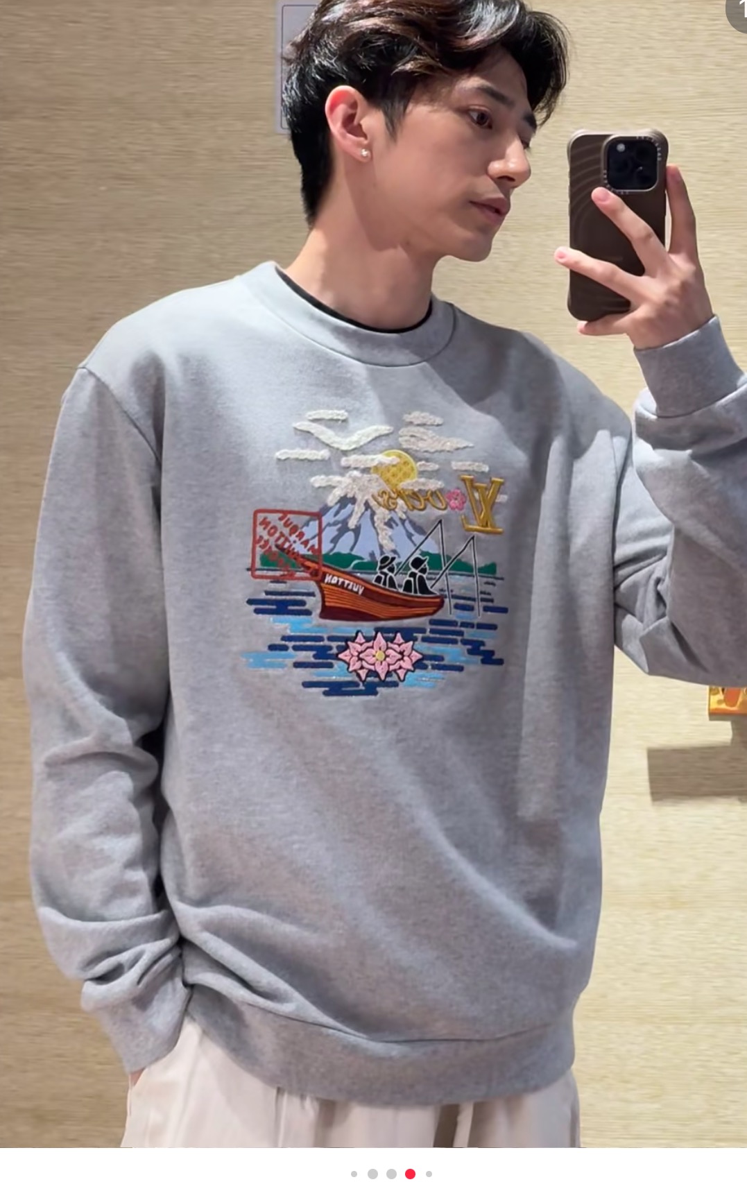 NO:510102,1V early autumn new snow mountain fishermen embroidered round-neck sweatshirt adopts 320G sweatshirt cloth, fabric threads are dyed in the same tank. The chest is embroidered with Bailingda Ten Thousand Needles, with perfect details, and the pattern is a masterpiece, blending the comfortable scene of rafting and fishing with the towering snow mountains, and the color matching is harmonious and eye-catching. Each needle and thread are extremely delicate, which not only highlights the brand style, but also adds artistic sense, as if a lively scroll is worn on the body. Customized super glossy hanging hardware. Color gray Size S-XL, hoodie, sweatshirts, alexander wang198609091V早秋新品雪山渔民刺绣图案圆领卫衣 采用320G卫衣布 ,面料螺纹同缸定染.胸前百灵达万针刺绣,细节完美,图案简直是神来之笔,把泛舟垂钓的惬意场景与巍峨的雪山融合在一起,色彩搭配和谐又亮眼.一针一线都无比细腻,既凸显了品牌格调,又增添了艺术感,仿佛把一幅灵动的画卷穿在了身上.订制超光面挂度五金. 颜色灰色 尺码S-XL,,hoodie,sweatshirts,alexander wang,Men's clothing