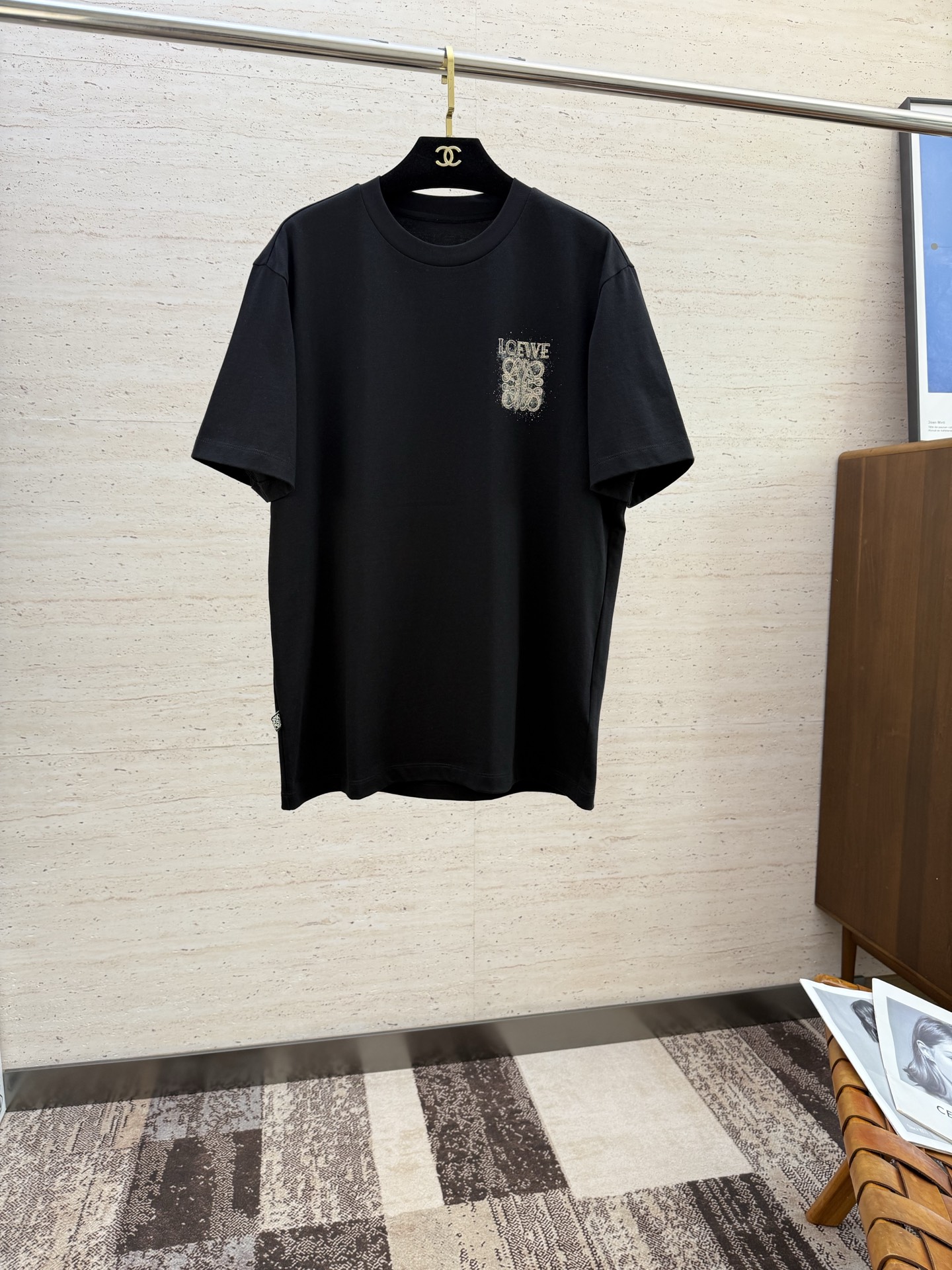 NO:497632,LOE2025 Spring and Summer New Short Sleeves. The overall color is bright and bright, with a smooth and soft feel, with a strong drape, a natural and soft texture, super comfortable in the body, and a strong drape!  T-shirts are very comfortable and practical in daily wear, super toughness is better than ordinary cotton, the texture is delicate, soft and skin-friendly, the touch is light and cool, the color is bright and the color is fast, the breathability and drape are good.. Number M-5XL, loewe, T-shirt, tees, t-shirt, alexander wang19860909LOE2025 春夏新款短袖 整体上色泽较鲜明和光亮,手感顺滑揉软,悬垂感特强,质地自然柔软、贴身超级舒服,悬垂感特强！ T恤日常穿搭很自在很实用,超级的有韧性比起一般的棉手感质感都更好的,面料质地细腻、柔软、亲肤,触感轻薄凉爽,色泽艳丽色牢度高,透气性及悬垂性好..码数M-5XL,,loewe,T-shirt,tees，t-shirt,alexander wang,Men's clothing