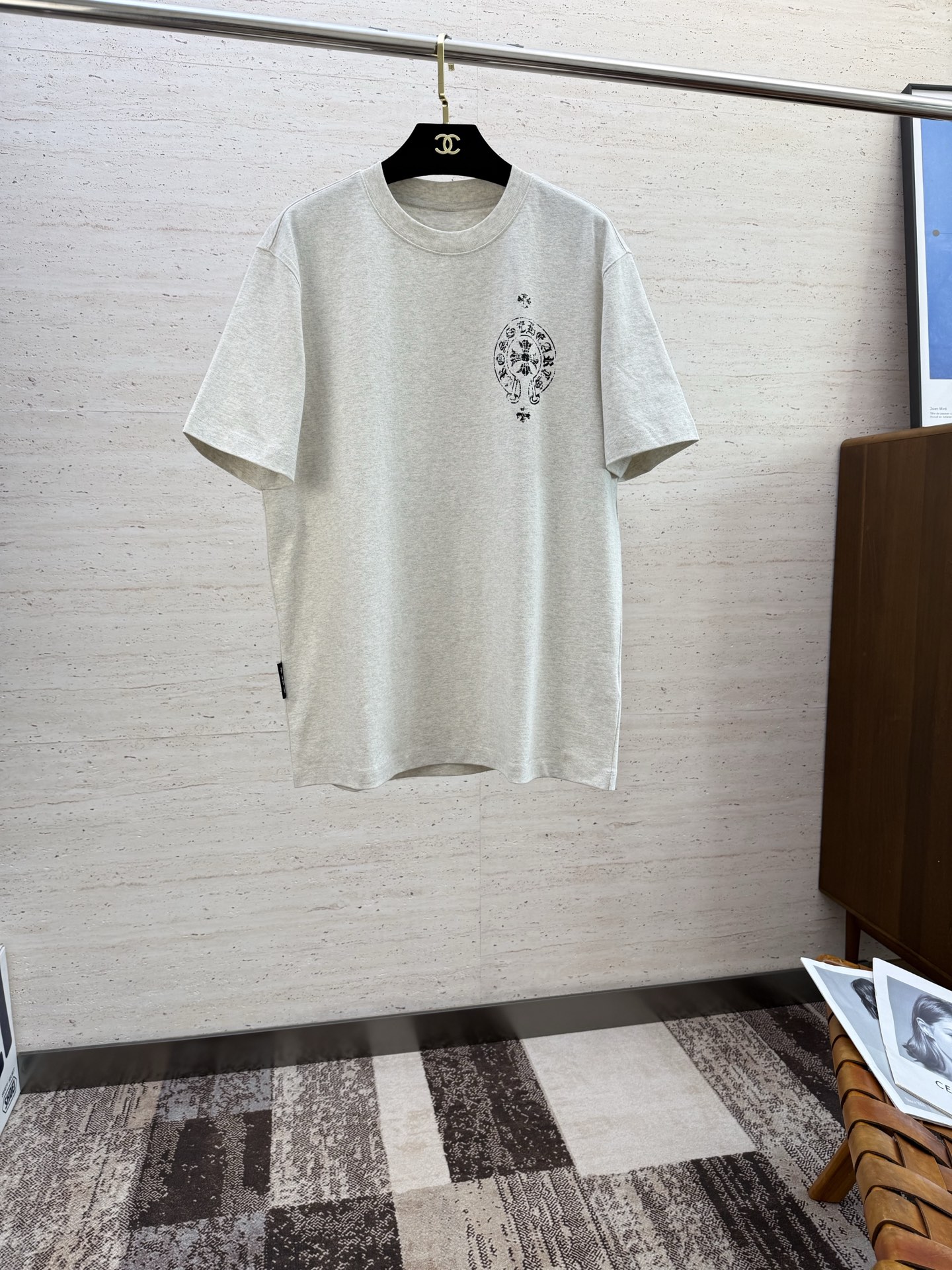 NO:497640,CHR2025 Spring and Summer new short-sleeved sleeves have a bright and bright overall color, smooth and soft feel, with a strong drape, natural and soft texture, super comfortable in the body, and a strong drape!  T-shirts are very comfortable and practical in daily wear, super toughness is better than ordinary cotton, the texture is delicate, soft and skin-friendly, the touch is light and cool, the color is bright and the color is fast, the breathability and drape are good.. Number of codes M-5XL, T-shirt,tees, t-shirt,alexander wang19860909CHR2025 春夏新款短袖 整体上色泽较鲜明和光亮,手感顺滑揉软,悬垂感特强,质地自然柔软、贴身超级舒服,悬垂感特强！ T恤日常穿搭很自在很实用,超级的有韧性比起一般的棉手感质感都更好的,面料质地细腻、柔软、亲肤,触感轻薄凉爽,色泽艳丽色牢度高,透气性及悬垂性好..码数M-5XL,,T-shirt,tees，t-shirt,alexander wang,Men's clothing