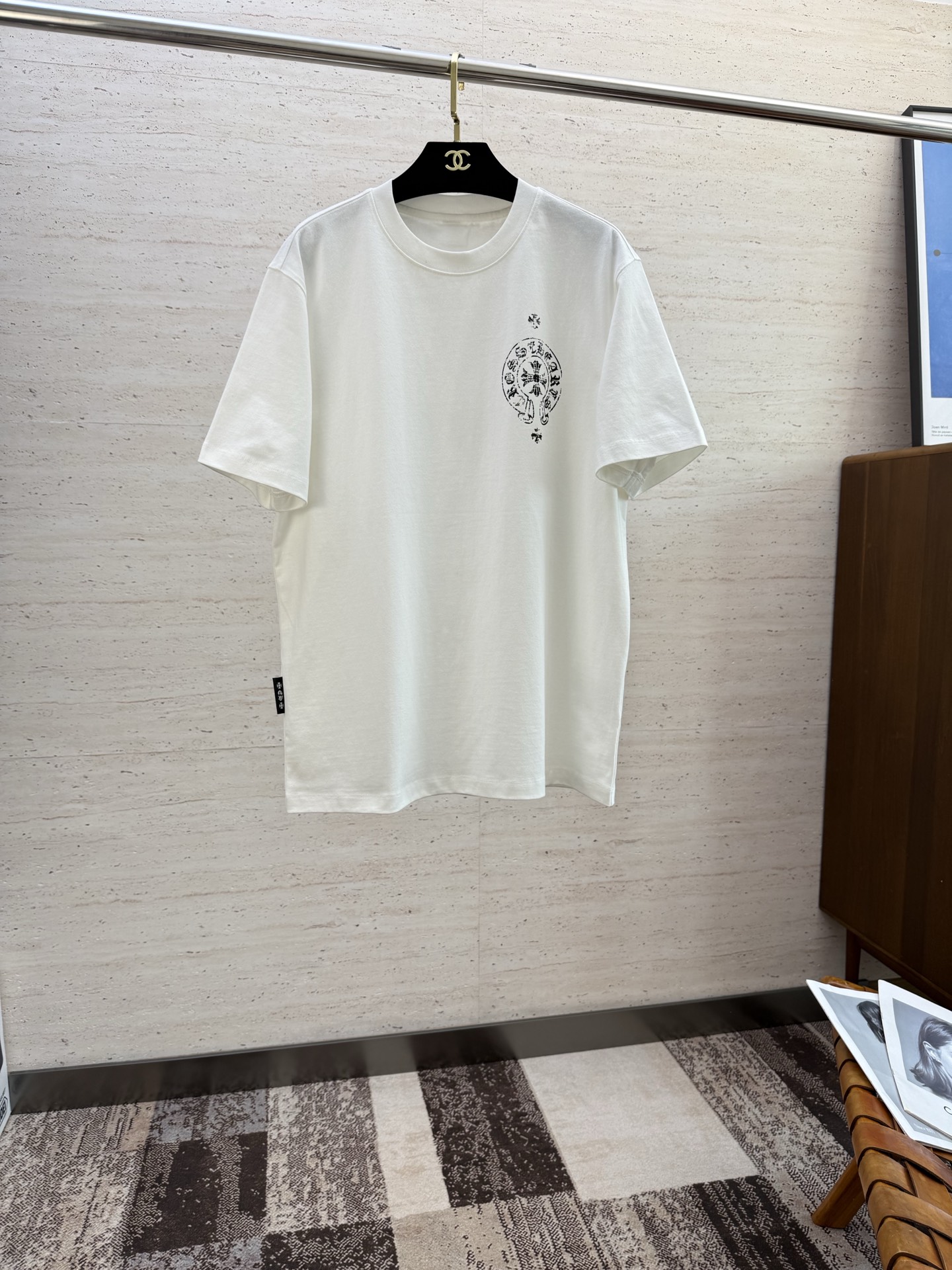 NO:497656,CHR2025 Spring and Summer new short-sleeved sleeves have a bright and bright overall color, smooth and soft feel, with a strong drape, natural and soft texture, super comfortable in the body, and a strong drape!  T-shirts are very comfortable and practical in daily wear, super toughness is better than ordinary cotton, the texture is delicate, soft and skin-friendly, the touch is light and cool, the color is bright and the color is fast, the breathability and drape are good.. Number of codes M-5XL, T-shirt,tees, t-shirt,alexander wang19860909CHR2025 春夏新款短袖 整体上色泽较鲜明和光亮,手感顺滑揉软,悬垂感特强,质地自然柔软、贴身超级舒服,悬垂感特强！ T恤日常穿搭很自在很实用,超级的有韧性比起一般的棉手感质感都更好的,面料质地细腻、柔软、亲肤,触感轻薄凉爽,色泽艳丽色牢度高,透气性及悬垂性好..码数M-5XL,,T-shirt,tees，t-shirt,alexander wang,Men's clothing