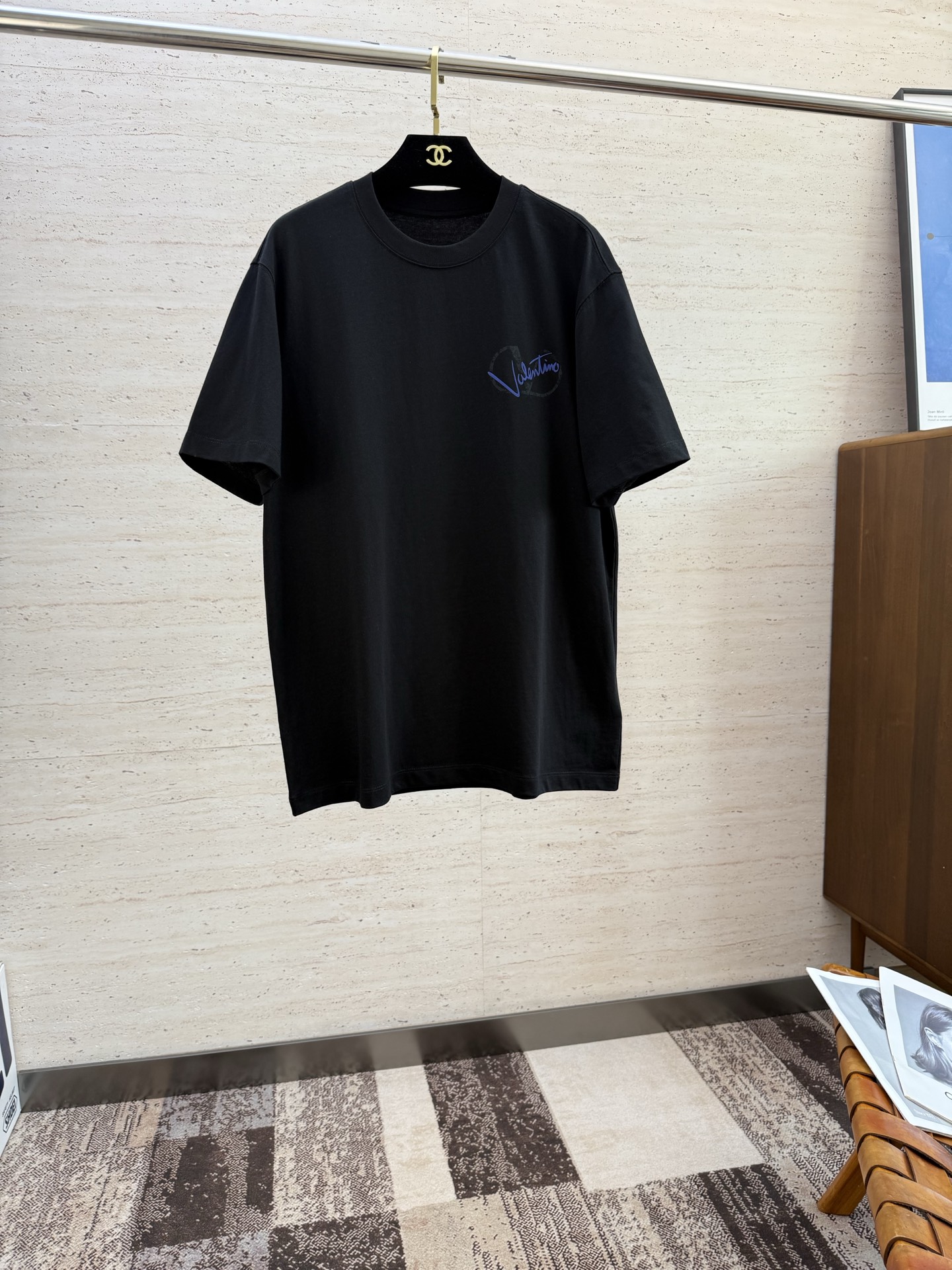 NO:497648,VAL2025 spring and summer new short-sleeved sleeves have bright and bright overall color, smooth and soft feel, with a strong drape, natural and soft texture, super comfortable in the body, and a strong drape!  T-shirts are very comfortable and practical in daily wear, super toughness is better than ordinary cotton, the texture is delicate, soft and skin-friendly, the touch is light and cool, the color is bright and the color is fast, the breathability and drape are good.. Number of codes M-5XL, T-shirt,tees, t-shirt,alexander wang19860909VAL2025 春夏新款短袖 整体上色泽较鲜明和光亮,手感顺滑揉软,悬垂感特强,质地自然柔软、贴身超级舒服,悬垂感特强！ T恤日常穿搭很自在很实用,超级的有韧性比起一般的棉手感质感都更好的,面料质地细腻、柔软、亲肤,触感轻薄凉爽,色泽艳丽色牢度高,透气性及悬垂性好..码数M-5XL,,T-shirt,tees，t-shirt,alexander wang,Men's clothing