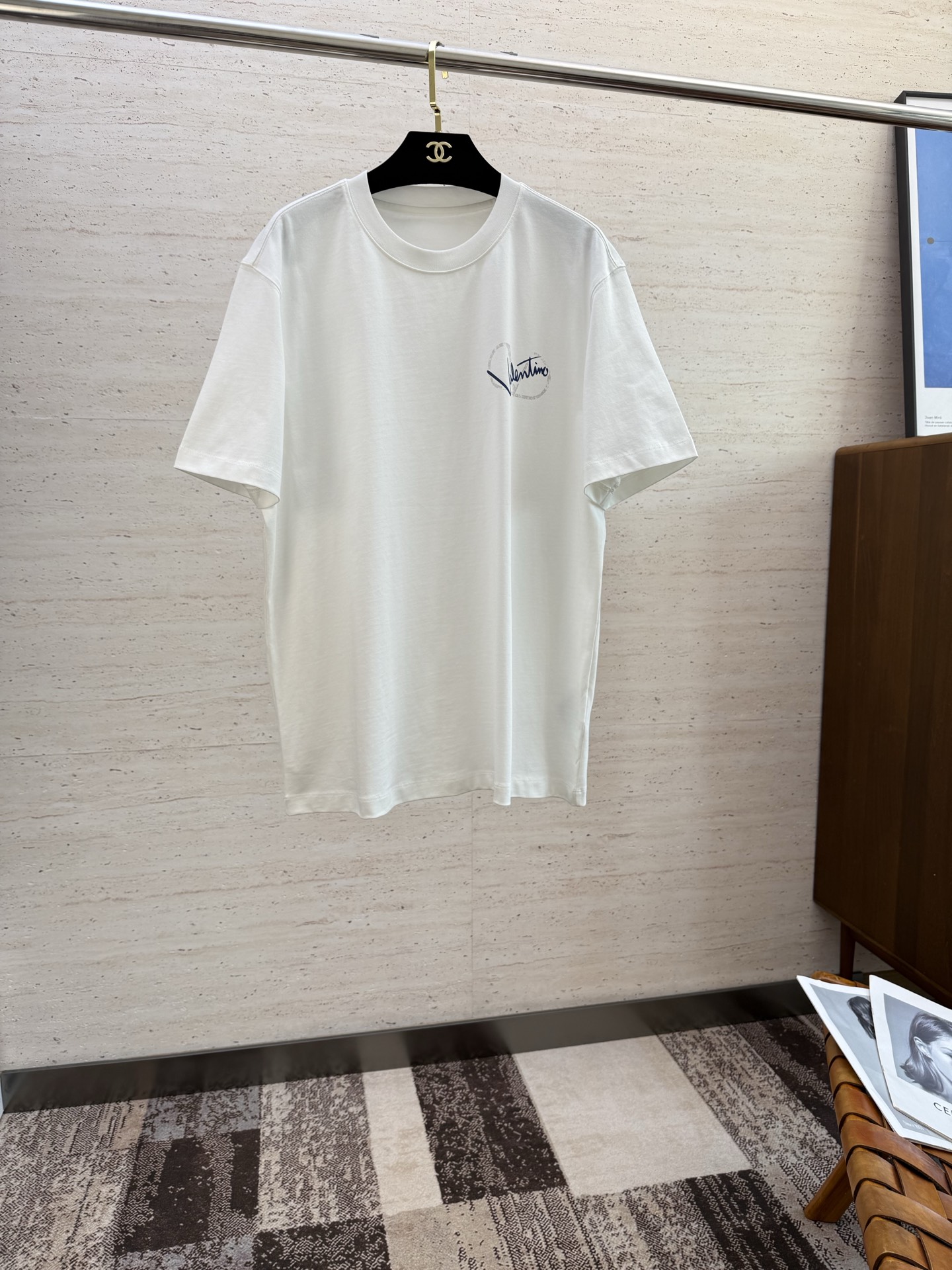 NO:497595,VAL2025 spring and summer new short-sleeved sleeves have bright and bright overall color, smooth and soft feel, with a strong drape, natural and soft texture, super comfortable in the body, and a strong drape!  T-shirts are very comfortable and practical in daily wear, super toughness is better than ordinary cotton, the texture is delicate, soft and skin-friendly, the touch is light and cool, the color is bright and the color is fast, the breathability and drape are good.. Number of codes M-5XL, T-shirt,tees, t-shirt,alexander wang19860909VAL2025 春夏新款短袖 整体上色泽较鲜明和光亮,手感顺滑揉软,悬垂感特强,质地自然柔软、贴身超级舒服,悬垂感特强！ T恤日常穿搭很自在很实用,超级的有韧性比起一般的棉手感质感都更好的,面料质地细腻、柔软、亲肤,触感轻薄凉爽,色泽艳丽色牢度高,透气性及悬垂性好..码数M-5XL,,T-shirt,tees，t-shirt,alexander wang,Men's clothing