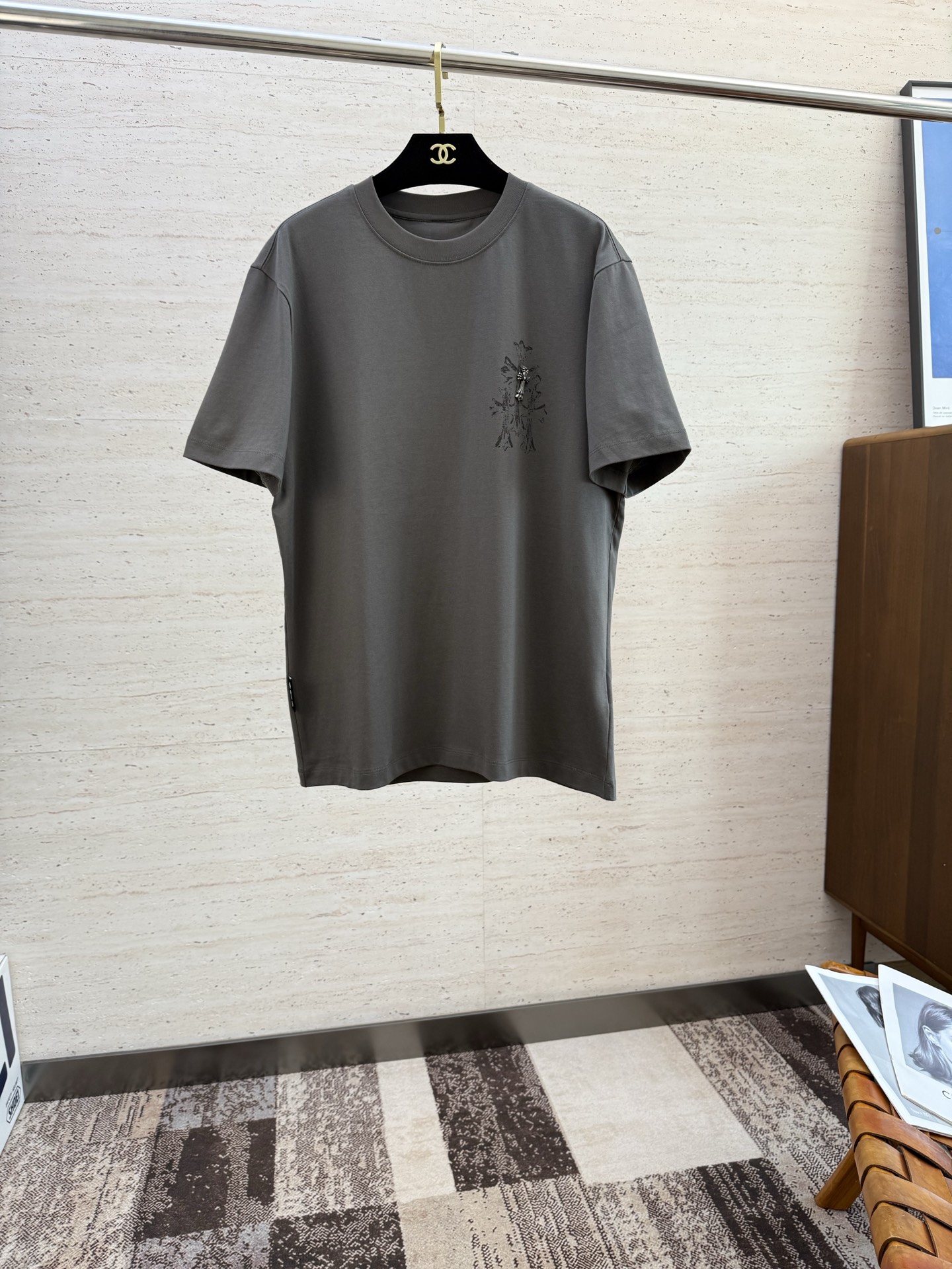 NO:497624,CHR2025 Spring and Summer new short-sleeved sleeves have a bright and bright overall color, smooth and soft feel, with a strong drape, natural and soft texture, super comfortable in the body, and a strong drape!  T-shirts are very comfortable and practical in daily wear, super toughness is better than ordinary cotton, the texture is delicate, soft and skin-friendly, the touch is light and cool, the color is bright and the color is fast, the breathability and drape are good.. Number of codes M-5XL, T-shirt,tees, t-shirt,alexander wang19860909CHR2025 春夏新款短袖 整体上色泽较鲜明和光亮,手感顺滑揉软,悬垂感特强,质地自然柔软、贴身超级舒服,悬垂感特强！ T恤日常穿搭很自在很实用,超级的有韧性比起一般的棉手感质感都更好的,面料质地细腻、柔软、亲肤,触感轻薄凉爽,色泽艳丽色牢度高,透气性及悬垂性好..码数M-5XL,,T-shirt,tees，t-shirt,alexander wang,Men's clothing