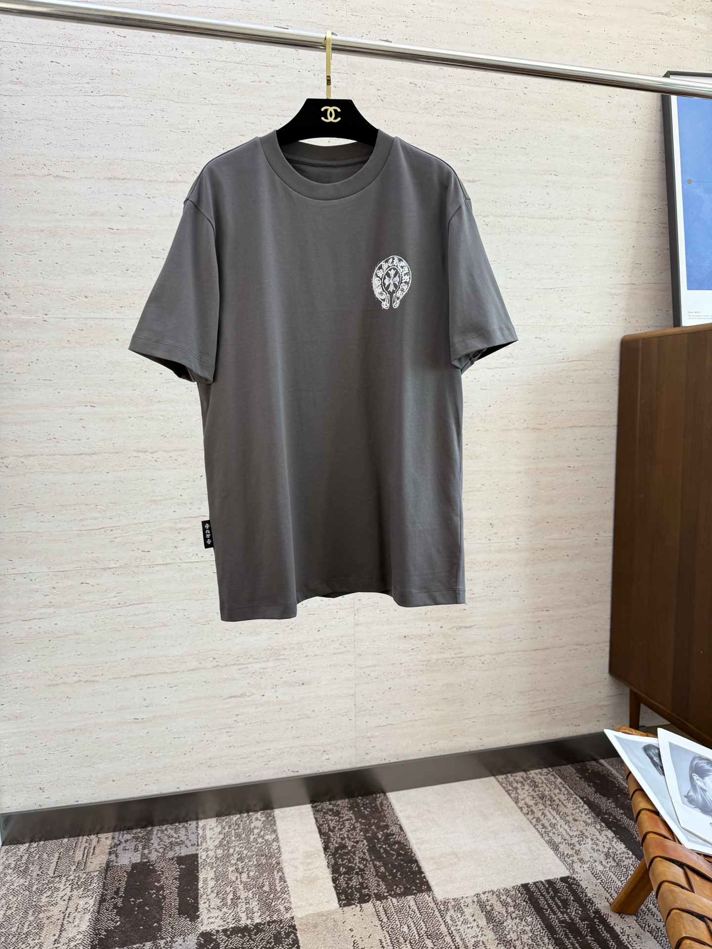 NO:499619,CHR2025 Spring and Summer new short-sleeved sleeves have a bright and bright overall color, smooth and soft feel, with a strong drape, natural and soft texture, super comfortable in the body, and a strong drape!  T-shirts are very comfortable and practical in daily wear, super toughness is better than ordinary cotton, the texture is delicate, soft and skin-friendly, the touch is light and cool, the color is bright and the color is fast, the breathability and drape are good.. Number of codes M-5XL, T-shirt,tees, t-shirt,alexander wang19860909CHR2025 春夏新款短袖 整体上色泽较鲜明和光亮,手感顺滑揉软,悬垂感特强,质地自然柔软、贴身超级舒服,悬垂感特强！ T恤日常穿搭很自在很实用,超级的有韧性比起一般的棉手感质感都更好的,面料质地细腻、柔软、亲肤,触感轻薄凉爽,色泽艳丽色牢度高,透气性及悬垂性好..码数M-5XL,,T-shirt,tees，t-shirt,alexander wang,Men's clothing