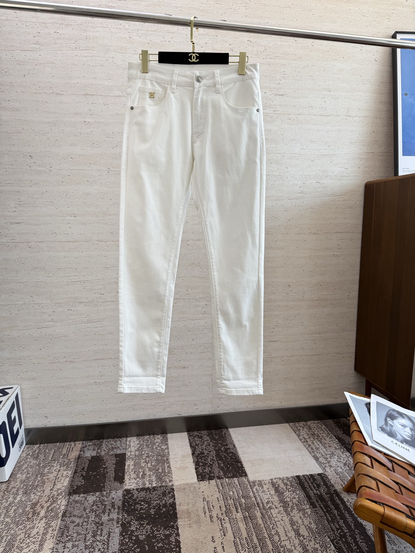 NO:499616,HER25S Spring and Autumn Men's Straight Wide Leg Jeans Made of Cotton denim fabric, soft texture without losing muscles and bones, dry and tough feel. Classic iconic relief logo, soul-like embellishment. All indicators are top-quality, which naturally brings an excellent body feel!  !  !  Number of codes 29-3835 37, jeans,alexander wang19860909HER25S春秋男士直筒阔腿牛仔裤 棉质牛仔面料打造 质地柔软又不失筋骨,手感干爽有韧性 经典的标志性浮雕徽标,灵魂般的点缀 各项指标皆为上品,自然带来极佳的上身体感！！！码数29-3835 37,,jeans,alexander wang,Men's clothing