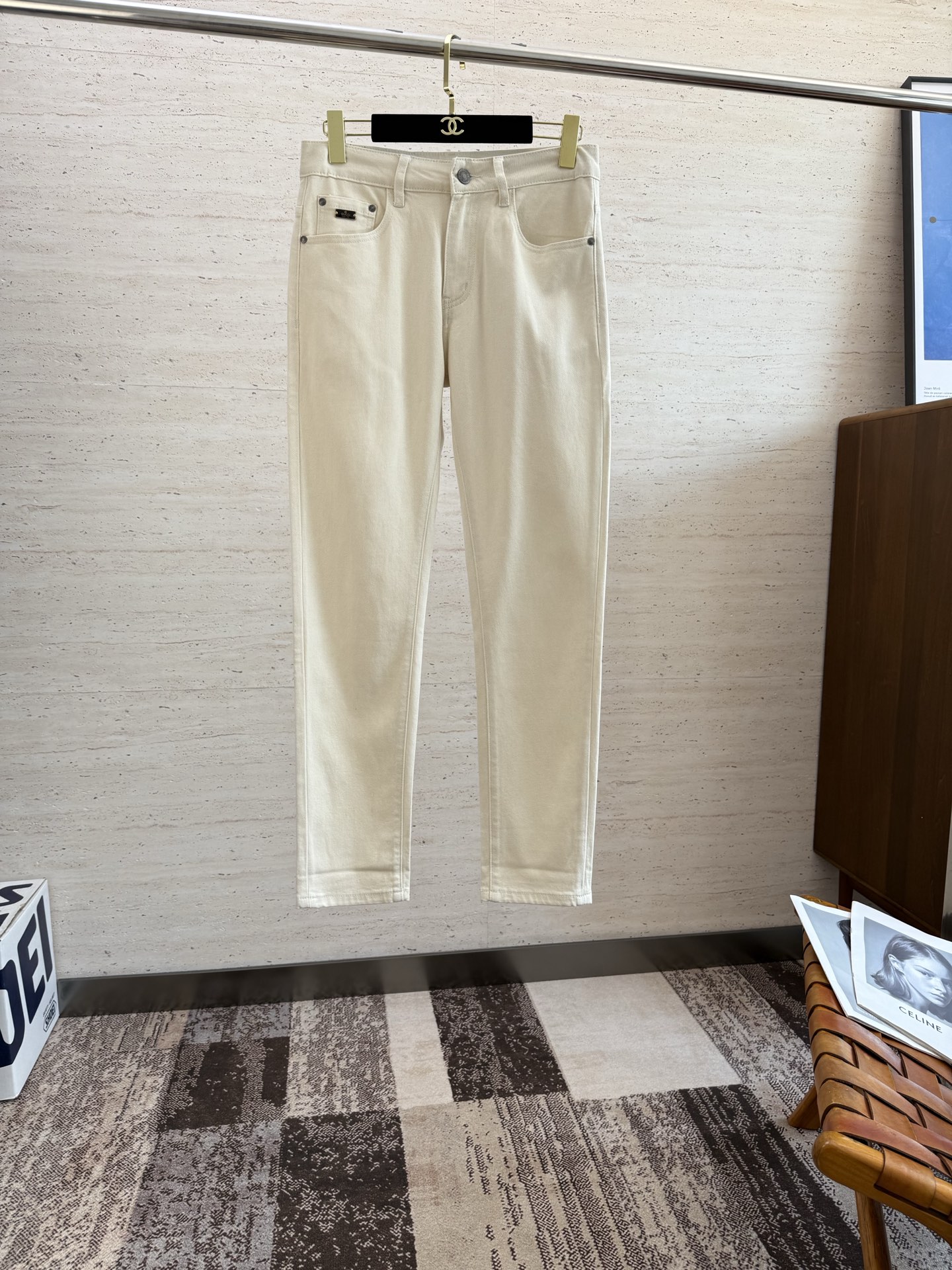 NO:499613,GU25S Spring and Autumn Men's Straight Wide-Legging Jeans Made of Cotton denim fabric, soft texture without losing muscles and bones, dry and tough feel. Classic iconic relief logo, soul-like embellishment. All indicators are top-quality, which naturally brings an excellent body feel!  !  !  Number of codes 29-3835 37, jeans,alexander wang19860909GU25S春秋男士直筒阔腿牛仔裤 棉质牛仔面料打造 质地柔软又不失筋骨,手感干爽有韧性 经典的标志性浮雕徽标,灵魂般的点缀 各项指标皆为上品,自然带来极佳的上身体感！！！码数29-3835 37,,jeans,alexander wang,Men's clothing