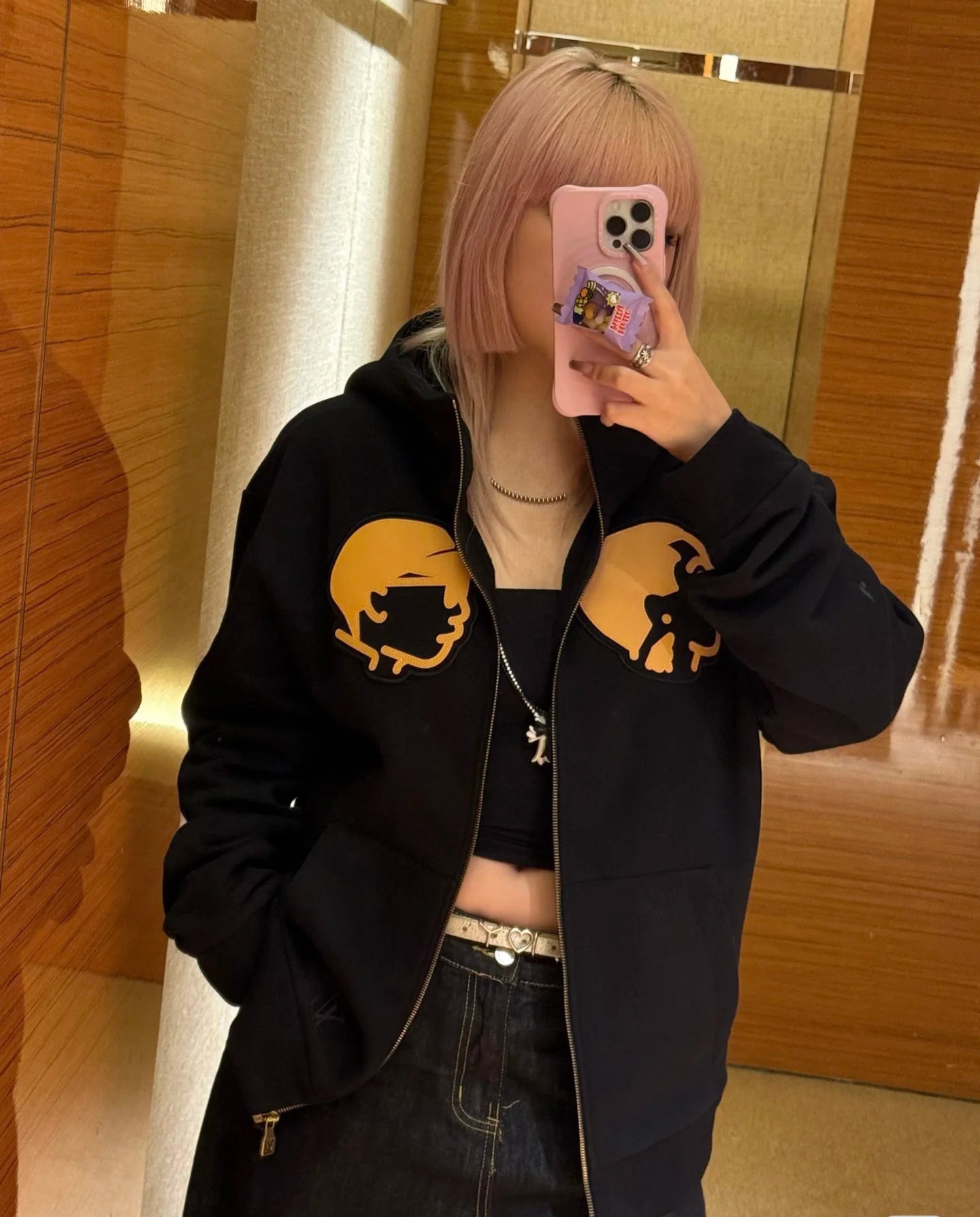 NO:506081,New autumn and winter style 1V character head embroidered leather embroidered hooded sweatshirt jacket is made of customized cotton material, which is breathable and super cool. Even if worn in autumn and winter, the thin coat inside will not be suffocated when moved, and the comfort level will be filled directly! The chest is embroidered with leather embroidery, which is delicate and tough to touch, not the cheap and hard pu leather! The orange leather surface is super positive, and when paired with black sweatshirt, the contrasting effect is eye-catching! The pocket is embroidered with iconic embroidery, the embroidery pattern is particularly clear and the lines are smooth! The gold zipper is full of texture and will not get stuck. It can be matched with multiple types of clothing to create a fashionable look, customized auxiliary materials, complete three standards, the same style for men and women!  Loose style Color black Size S-XL, hoodie, sweatshirts, jackets & coats, hats, alexander wang19860909秋冬新款 1V人物人头贴皮刺绣连帽卫衣外套 采用定制棉材质,透气性超牛,哪怕秋冬穿,里面搭件薄衣,活动起来也不会闷汗,舒适度直接拉满! 胸前是以贴皮刺绣点缀,摸起来细腻有韧性,不是那种廉价硬邦邦的pu皮! 橙色的皮面颜色超正,和黑色卫衣一搭,撞色效果巨吸睛! 口袋点缀标志性刺绣,刺绣的图案特别清晰,线条流畅! 金色拉链质感爆棚,不会卡壳,能与多类型服饰搭配营造时尚造型,定制辅料,三标齐全,男女同款！宽松版型 颜色黑色 尺码S-XL,,hoodie,sweatshirts,jackets & coats,hats,alexander wang,Men's clothing