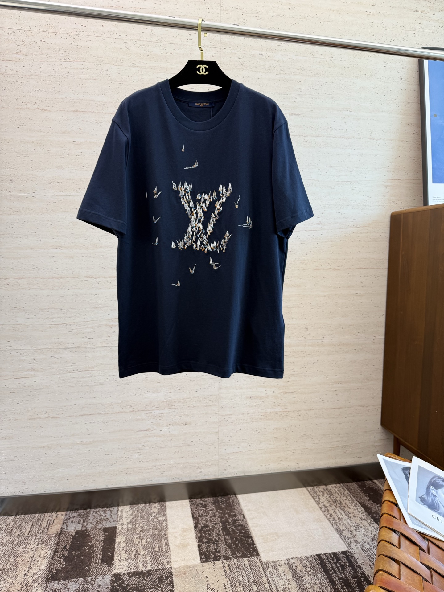 NO:496486,LV2025 Spring and Summer New Embroidered Short Sleeves. The overall color is bright and bright, with a smooth and soft feel, with a strong drape, a natural and soft texture, super comfortable close body, and a strong drape!  T-shirts are very comfortable and practical in daily wear, super toughness is better than ordinary cotton, the texture is delicate, soft and skin-friendly, the touch is light and cool, the color is bright and the color is fast, the breathability and drape are good.. Number M-2XL,,louis vuitton, T-shirt,tees, t-shirt,alexander wang19860909LV2025 春夏新款刺绣短袖 整体上色泽较鲜明和光亮,手感顺滑揉软,悬垂感特强,质地自然柔软、贴身超级舒服,悬垂感特强！ T恤日常穿搭很自在很实用,超级的有韧性比起一般的棉手感质感都更好的,面料质地细腻、柔软、亲肤,触感轻薄凉爽,色泽艳丽色牢度高,透气性及悬垂性好..码数M-2XL,,louis vuitton,T-shirt,tees，t-shirt,alexander wang,Men's clothing