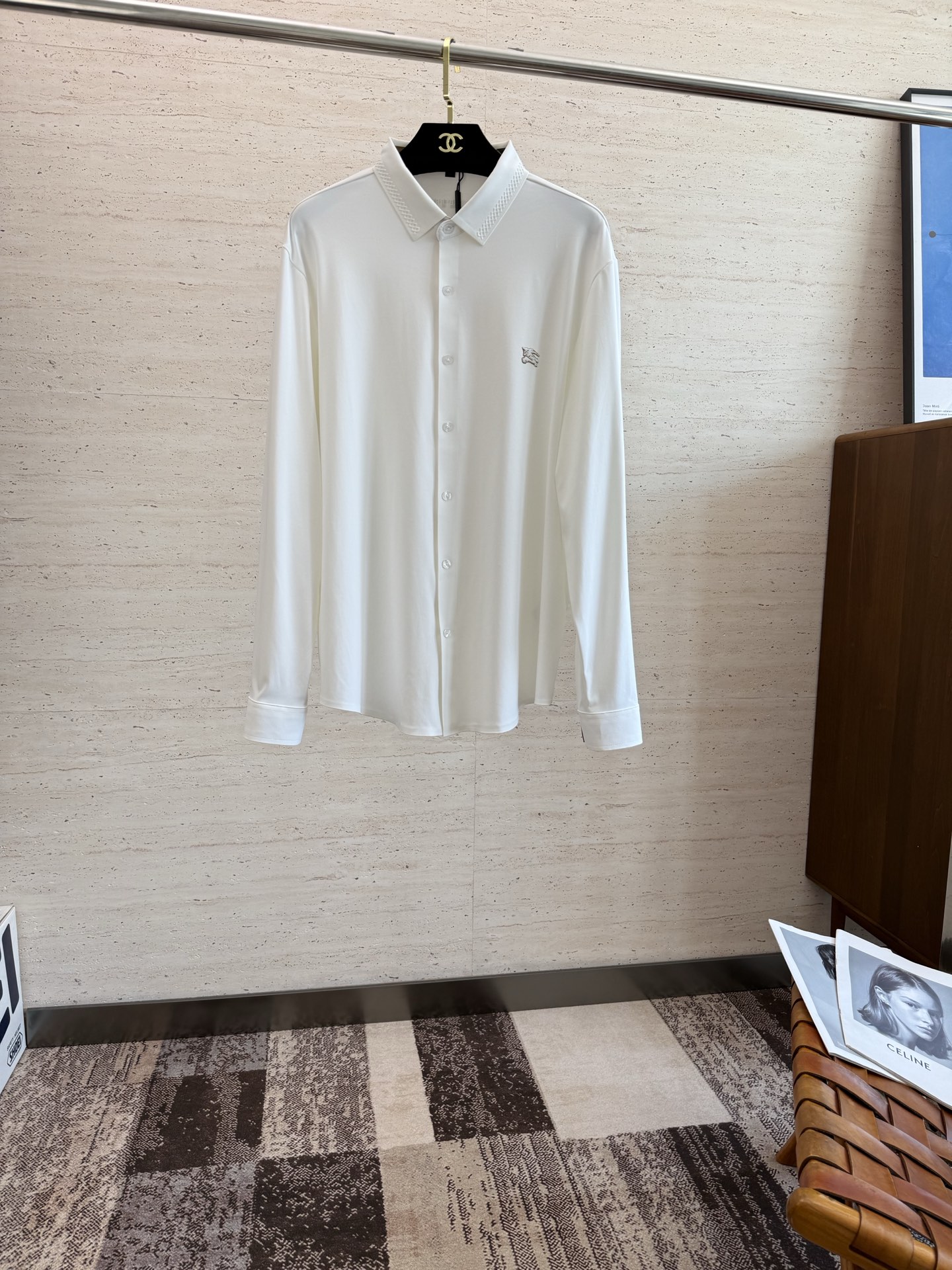 NO:496507,BUR25SS men's long-sleeved shirt for early autumn... Customer-supplied cotton fabrics, high density, silky and delicate touch, excellent intimacy and breathability, can accompany you to calmly deal with the four seasons of clothing... The classic LOGO body gives a new artistic conception... The basic combination of style cuts, the style is hard and upright, and the upper body is elegant and extraordinary, and it is effortless for daily business and casual matching!  !  !  Code number M-4XL, burberry,shirts,alexander wang19860909BUR25SS早秋男士长袖衬衫......客供棉质面料 密度高触感丝滑细腻 贴身舒适度与透气性都相当出色,能够伴你从容的应对四季穿着搭配.....衣身经典LOGO,给予全新意境遐想.......基础合体的版型裁剪,版型筋骨硬挺立正,上身气质儒雅不凡,对于日常商务休闲搭配不费吹灰之力！！！码数 M-4XL,,burberry,shirts,alexander wang,Men's clothing