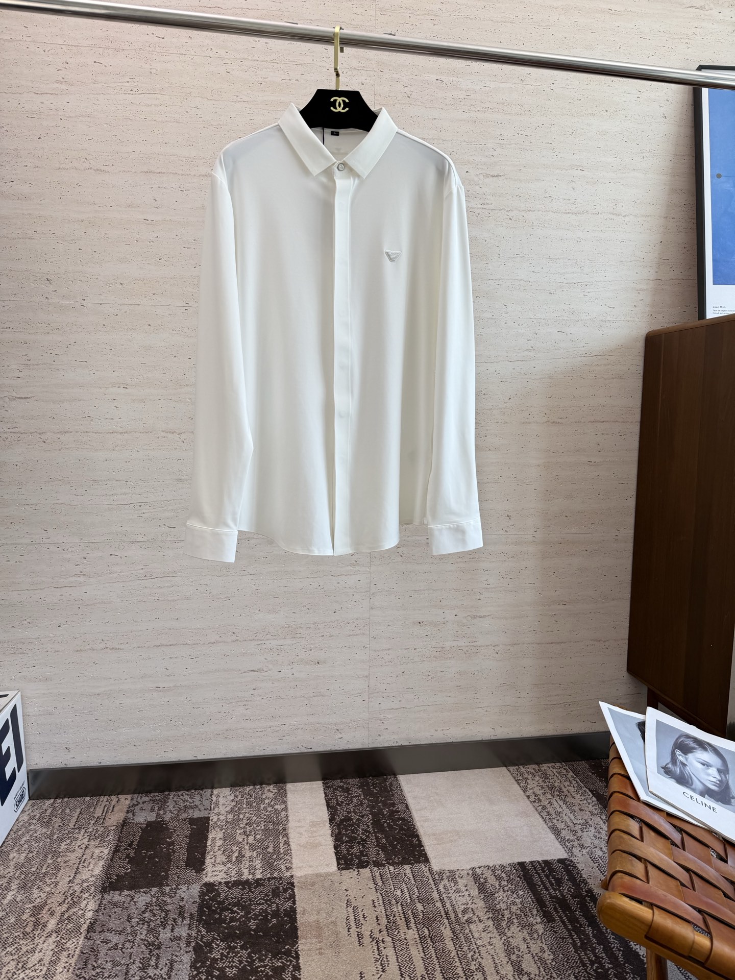 NO:496513,EA25SS men's long-sleeved shirt for early autumn...Customer-supplied cotton fabrics, high density, silky and delicate touch, excellent close-fitting comfort and breathability, can accompany you to calmly deal with the four seasons of clothing...The classic LOGO body gives a new artistic conception...The basic combination of style cuts, the style is hard and upright, and the upper body is elegant and extraordinary, and it is effortless for daily business and casual matching!  !  !  Code number M-4XL,shirts,alexander wang19860909EA25SS早秋男士长袖衬衫......客供棉质面料 密度高触感丝滑细腻 贴身舒适度与透气性都相当出色,能够伴你从容的应对四季穿着搭配.....衣身经典LOGO,给予全新意境遐想.......基础合体的版型裁剪,版型筋骨硬挺立正,上身气质儒雅不凡,对于日常商务休闲搭配不费吹灰之力！！！码数 M-4XL,,shirts,alexander wang,Men's clothing