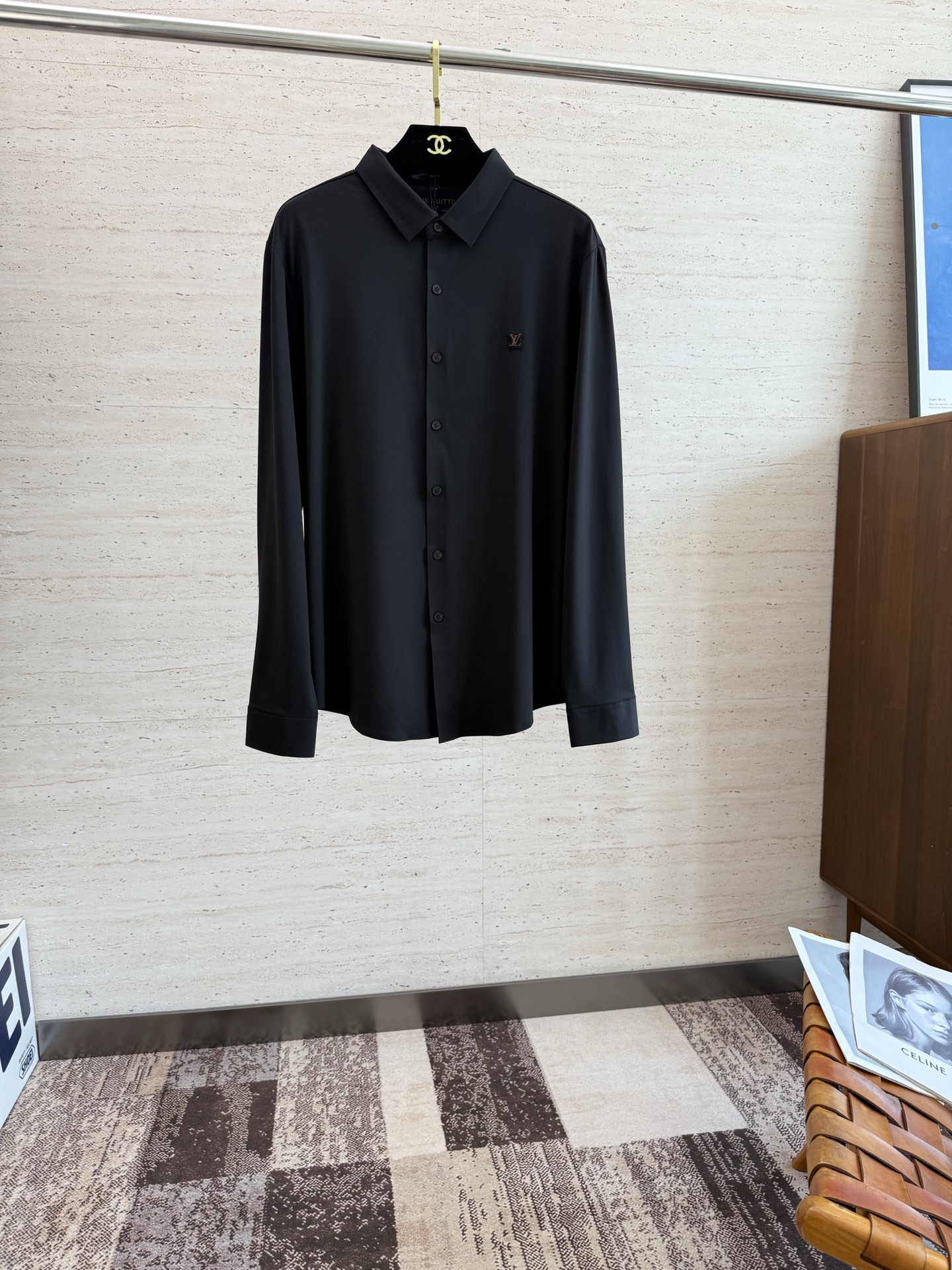 NO:505001,LV25SS men's long-sleeved shirt for early autumn... Customer-supplied cotton fabric, high density, silky and delicate touch, excellent close-fitting comfort and breathability, can accompany you to calmly deal with the four seasons of clothing... The classic LOGO body gives a new artistic conception... The basic combination of style cuts, the style is hard and upright, and the upper body is elegant and extraordinary, and it is effortless for daily business and casual matching!  !  !  Code number M-4XL, louis vuitton,shirts,alexander wang19860909LV25SS早秋男士长袖衬衫......客供棉质面料 密度高触感丝滑细腻 贴身舒适度与透气性都相当出色,能够伴你从容的应对四季穿着搭配.....衣身经典LOGO,给予全新意境遐想.......基础合体的版型裁剪,版型筋骨硬挺立正,上身气质儒雅不凡,对于日常商务休闲搭配不费吹灰之力！！！码数 M-4XL,,louis vuitton,shirts,alexander wang,Men's clothing