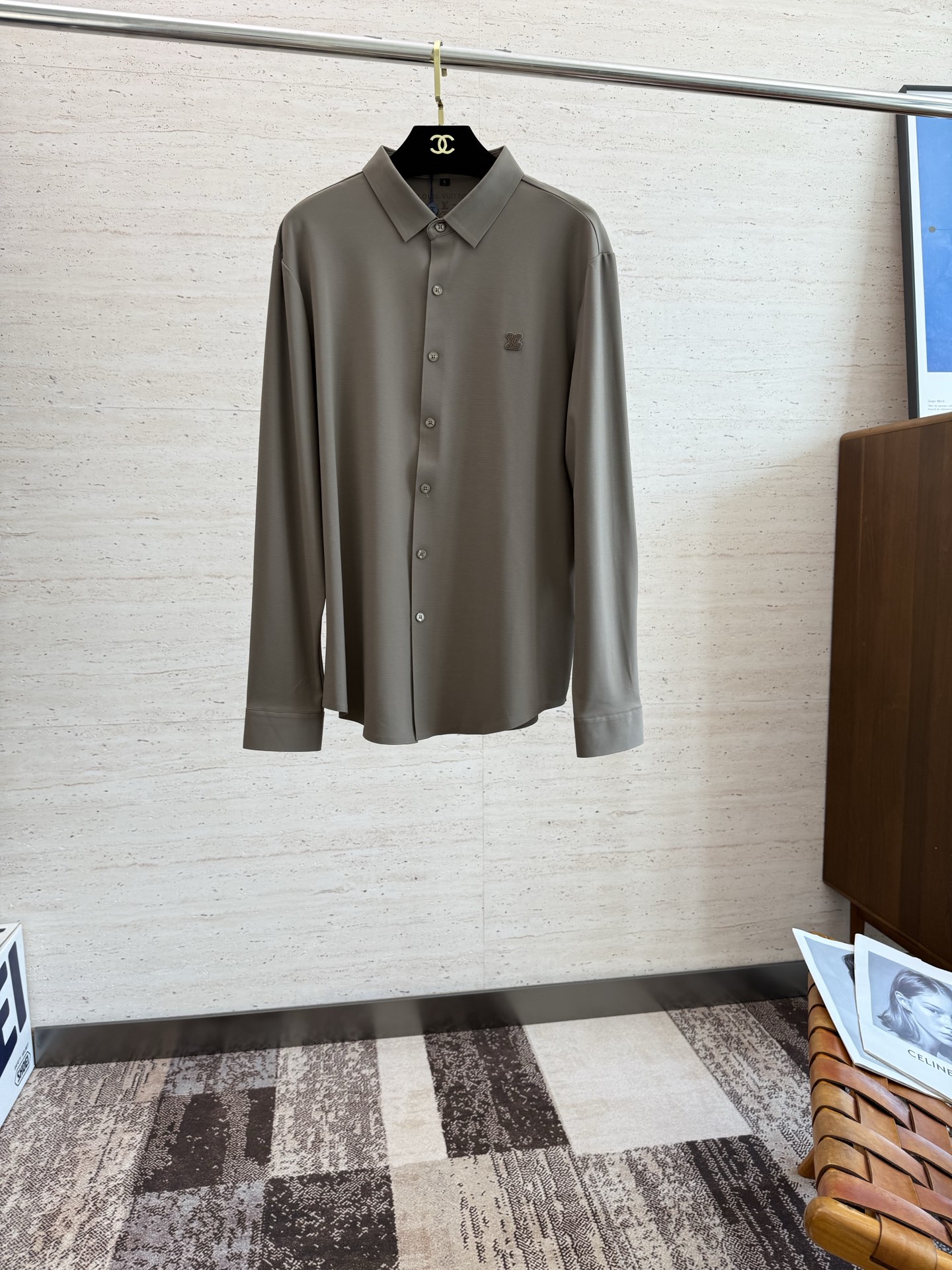 NO:496466,LV25SS men's long-sleeved shirt for early autumn... Customer-supplied cotton fabric, high density, silky and delicate touch, excellent close-fitting comfort and breathability, can accompany you to calmly deal with the four seasons of clothing... The classic LOGO body gives a new artistic conception... The basic combination of style cuts, the style is hard and upright, and the upper body is elegant and extraordinary, and it is effortless for daily business and casual matching!  !  !  Code number M-4XL, louis vuitton,shirts,alexander wang19860909LV25SS早秋男士长袖衬衫......客供棉质面料 密度高触感丝滑细腻 贴身舒适度与透气性都相当出色,能够伴你从容的应对四季穿着搭配.....衣身经典LOGO,给予全新意境遐想.......基础合体的版型裁剪,版型筋骨硬挺立正,上身气质儒雅不凡,对于日常商务休闲搭配不费吹灰之力！！！码数 M-4XL,,louis vuitton,shirts,alexander wang,Men's clothing