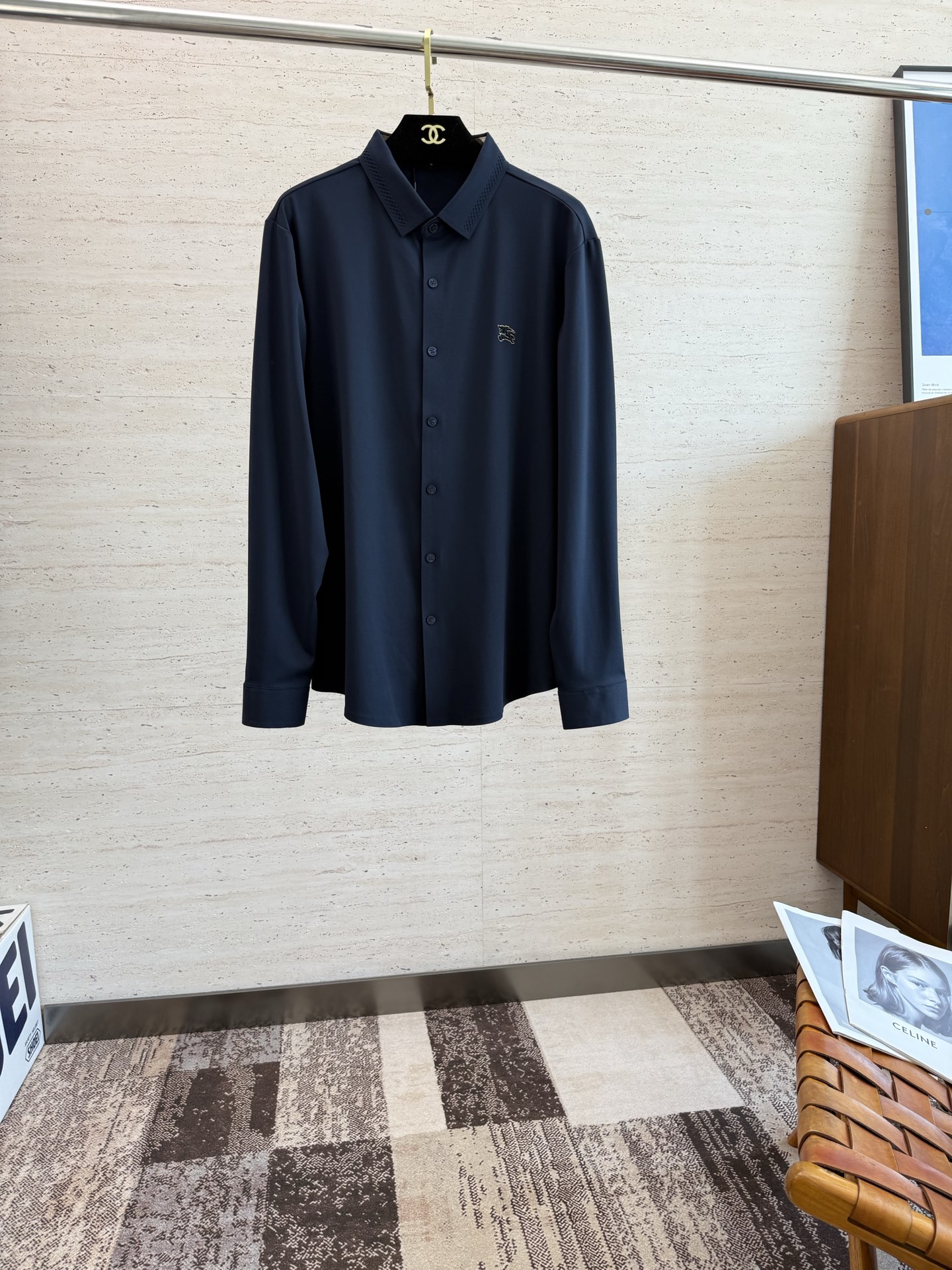 NO:498866,BUR25SS men's long-sleeved shirt for early autumn... Customer-supplied cotton fabric, high density, silky and delicate touch, excellent close-fitting comfort and breathability, can accompany you to calmly deal with the four seasons of clothing... The classic LOGO body gives a new artistic conception... The basic combination of style cuts, the style is hard and upright, and the upper body is elegant and extraordinary, and it is effortless for daily business and casual matching!  !  !  Code number M-4XL, burberry,shirts,alexander wang19860909BUR25SS早秋男士长袖衬衫......客供棉质面料 密度高触感丝滑细腻 贴身舒适度与透气性都相当出色,能够伴你从容的应对四季穿着搭配.....衣身经典LOGO,给予全新意境遐想.......基础合体的版型裁剪,版型筋骨硬挺立正,上身气质儒雅不凡,对于日常商务休闲搭配不费吹灰之力！！！码数 M-4XL,,burberry,shirts,alexander wang,Men's clothing