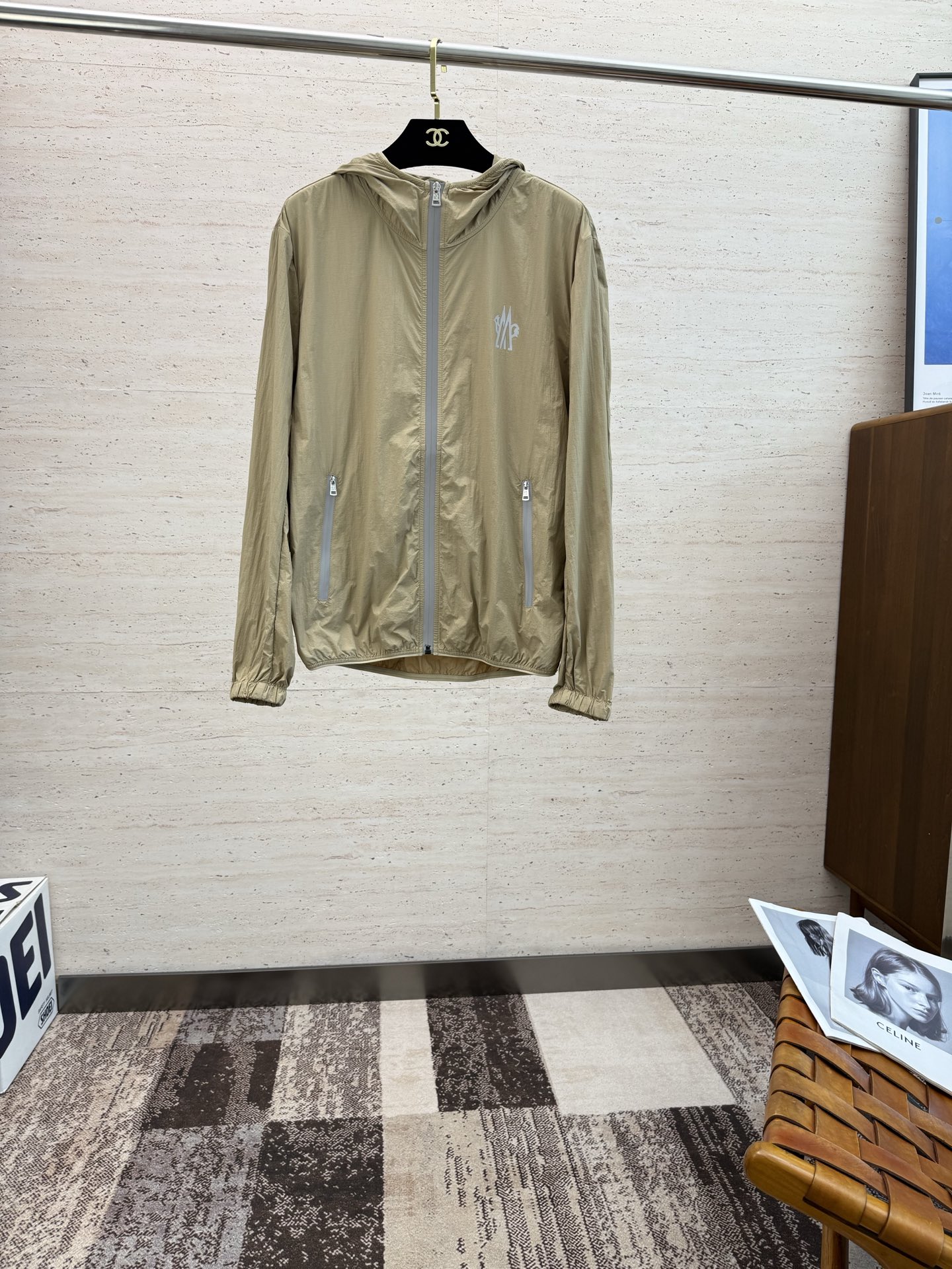 NO:496481,MON25S new men's hooded jacket...a top-notch item that is absolutely heavy-industrial, classic color wardrobe infused with modern innovation.... It has a very high-end texture, very high practical wearability, very good scraping...M-3XL,,jackets & coats,hats,alexander wang19860909MON25S新款男士连帽外套........一款绝对重工的顶级单品,颜色经典衣橱注入现代新意.......非常高档次的质地,实穿性极高 挺刮性极好..码数M-3XL,,jackets & coats,hats,alexander wang,Men's clothing