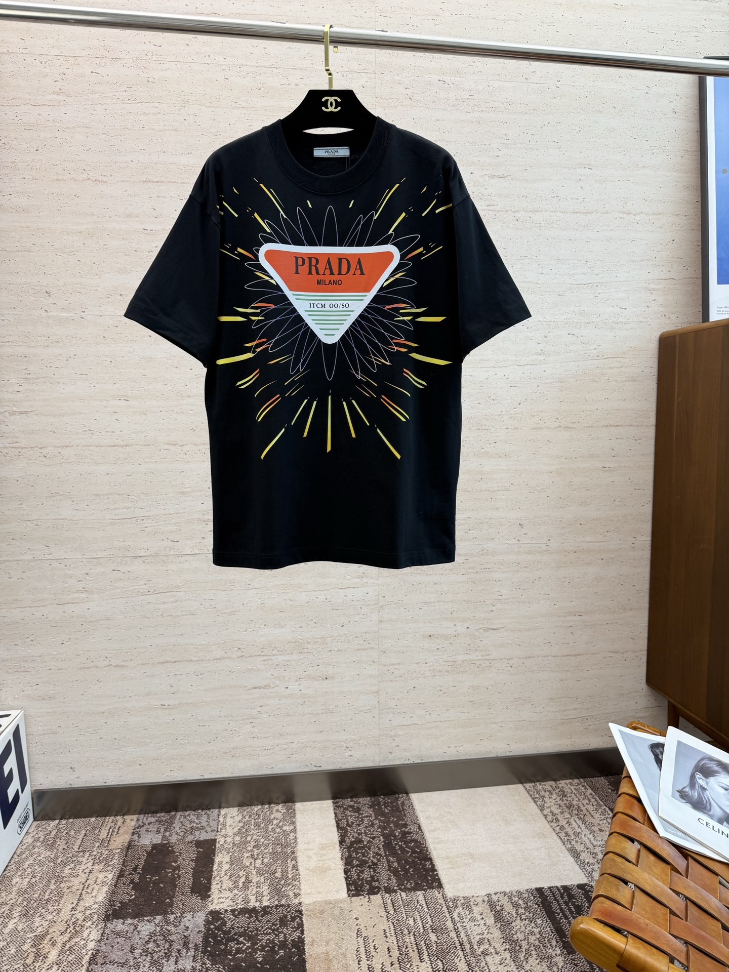 NO:496489,PRA2025 spring and summer new short-sleeved sleeves have bright and bright overall color, smooth and soft feel, with a strong drape, natural and soft texture, super comfortable in the body, and a strong drape!  T-shirts are very comfortable and practical in daily wear, super toughness is better than ordinary cotton, the texture is delicate, soft and skin-friendly, the touch is light and cool, the color is bright and the color is fast, the breathability and drape are good.. S-2XL, prada, T-shirt,tees, t-shirt,alexander wang19860909PRA2025 春夏新款短袖 整体上色泽较鲜明和光亮,手感顺滑揉软,悬垂感特强,质地自然柔软、贴身超级舒服,悬垂感特强！ T恤日常穿搭很自在很实用,超级的有韧性比起一般的棉手感质感都更好的,面料质地细腻、柔软、亲肤,触感轻薄凉爽,色泽艳丽色牢度高,透气性及悬垂性好..码数S-2XL,,prada,T-shirt,tees，t-shirt,alexander wang,Men's clothing