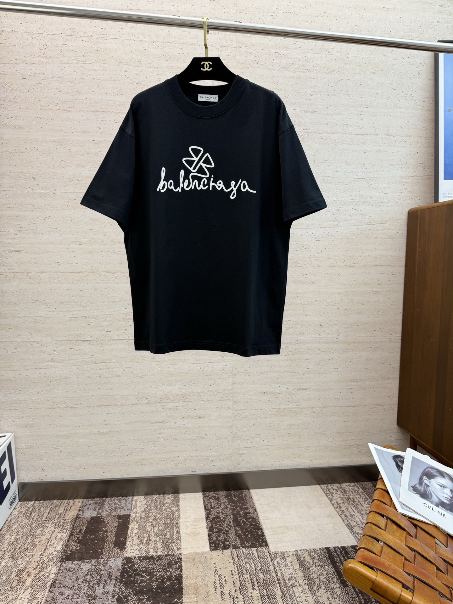 NO:496484,BAL2025 spring and summer new short-sleeved sleeves have bright and bright overall color, smooth and soft feel, with a strong drape, natural and soft texture, super comfortable in the body, and a strong drape!  T-shirts are very comfortable and practical in daily wear, super toughness is better than ordinary cotton, the texture is delicate, soft and skin-friendly, the touch is light and cool, the color is bright and the color is fast, the breathability and drape are good.. S-2XL, T-shirt,tees, t-shirt,alexander wang19860909BAL2025 春夏新款短袖 整体上色泽较鲜明和光亮,手感顺滑揉软,悬垂感特强,质地自然柔软、贴身超级舒服,悬垂感特强！ T恤日常穿搭很自在很实用,超级的有韧性比起一般的棉手感质感都更好的,面料质地细腻、柔软、亲肤,触感轻薄凉爽,色泽艳丽色牢度高,透气性及悬垂性好..码数S-2XL,,T-shirt,tees，t-shirt,alexander wang,Men's clothing