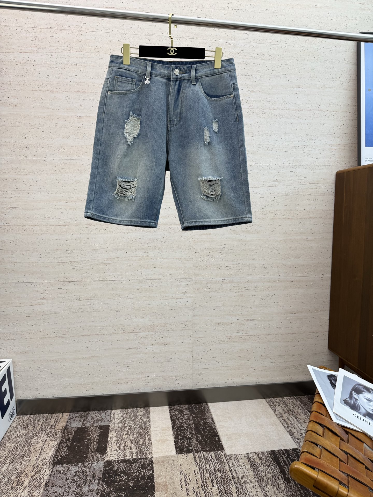 NO:496474,PRA2025ss summer new men's ripped denim shorts are breathable and comfortable, with impeccable details, and the brand element design concept reflects high quality. The feel is delicate and soft!  It is casually cut, with a great upper body style!  Size: 29-3835 37, prada, shorts, alexander wang19860909PRA2025ss夏季新款男士破洞牛仔短裤 透气舒适度高,细节无可挑剔,品牌元素设计理念,体现高品质.手感细腻柔软！呈现休闲裁剪,上身版型超赞！尺码:29-3835 37,,prada,shorts,alexander wang,Men's clothing