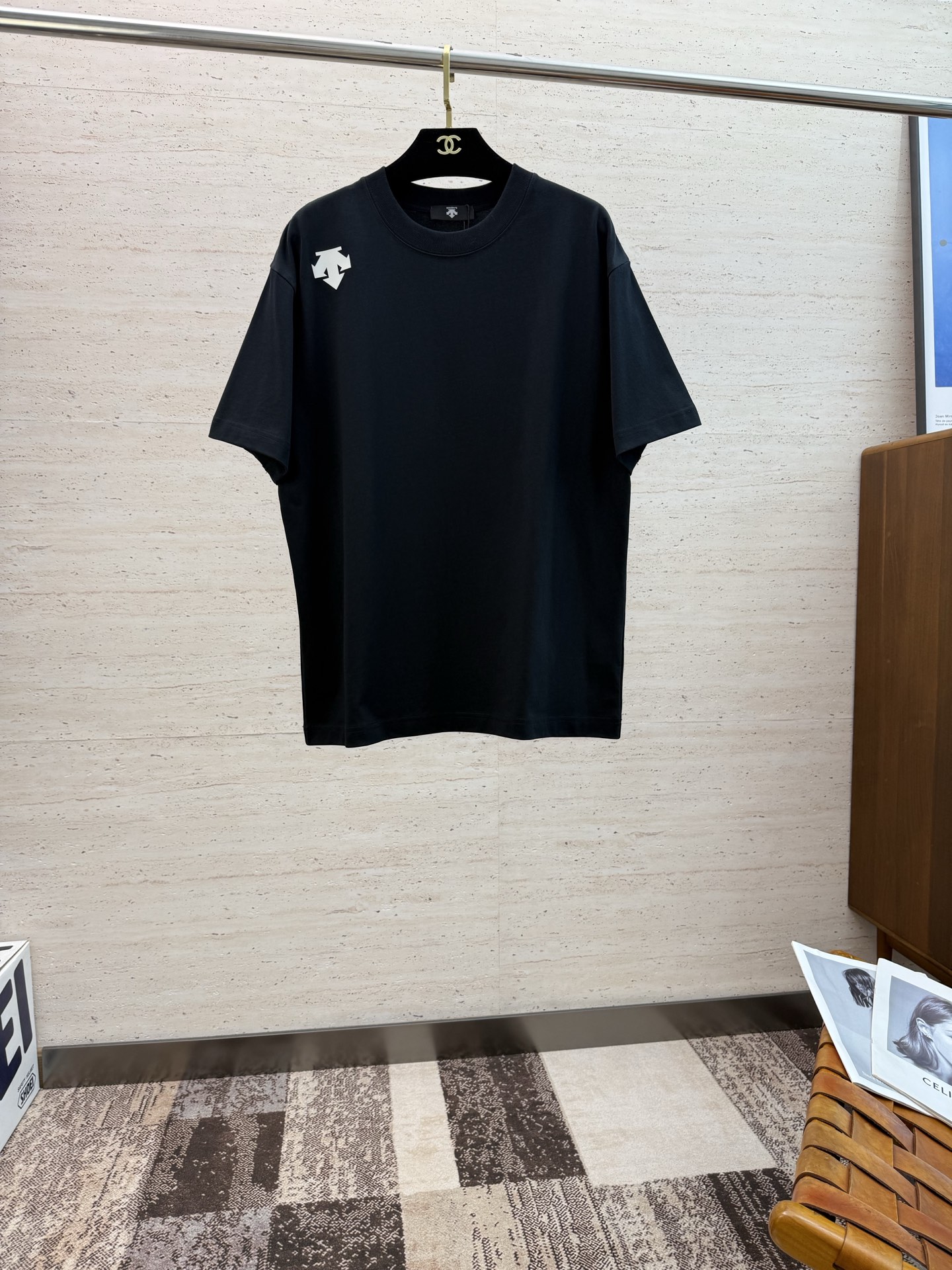 NO:496505,DES2025 Spring and Summer New Short Sleeves The overall color is bright and bright, with a smooth and soft feel, with a strong drape, natural and soft texture, super comfortable in the body, and a strong drape!  T-shirts are very comfortable and practical in daily wear, super toughness is better than ordinary cotton, the texture is delicate, soft and skin-friendly, the touch is light and cool, the color is bright and the color is fast, the breathability and drape are good.. S-2XL, T-shirt,tees, t-shirt,alexander wang19860909DES2025 春夏新款短袖 整体上色泽较鲜明和光亮,手感顺滑揉软,悬垂感特强,质地自然柔软、贴身超级舒服,悬垂感特强！ T恤日常穿搭很自在很实用,超级的有韧性比起一般的棉手感质感都更好的,面料质地细腻、柔软、亲肤,触感轻薄凉爽,色泽艳丽色牢度高,透气性及悬垂性好..码数S-2XL,,T-shirt,tees，t-shirt,alexander wang,Men's clothing