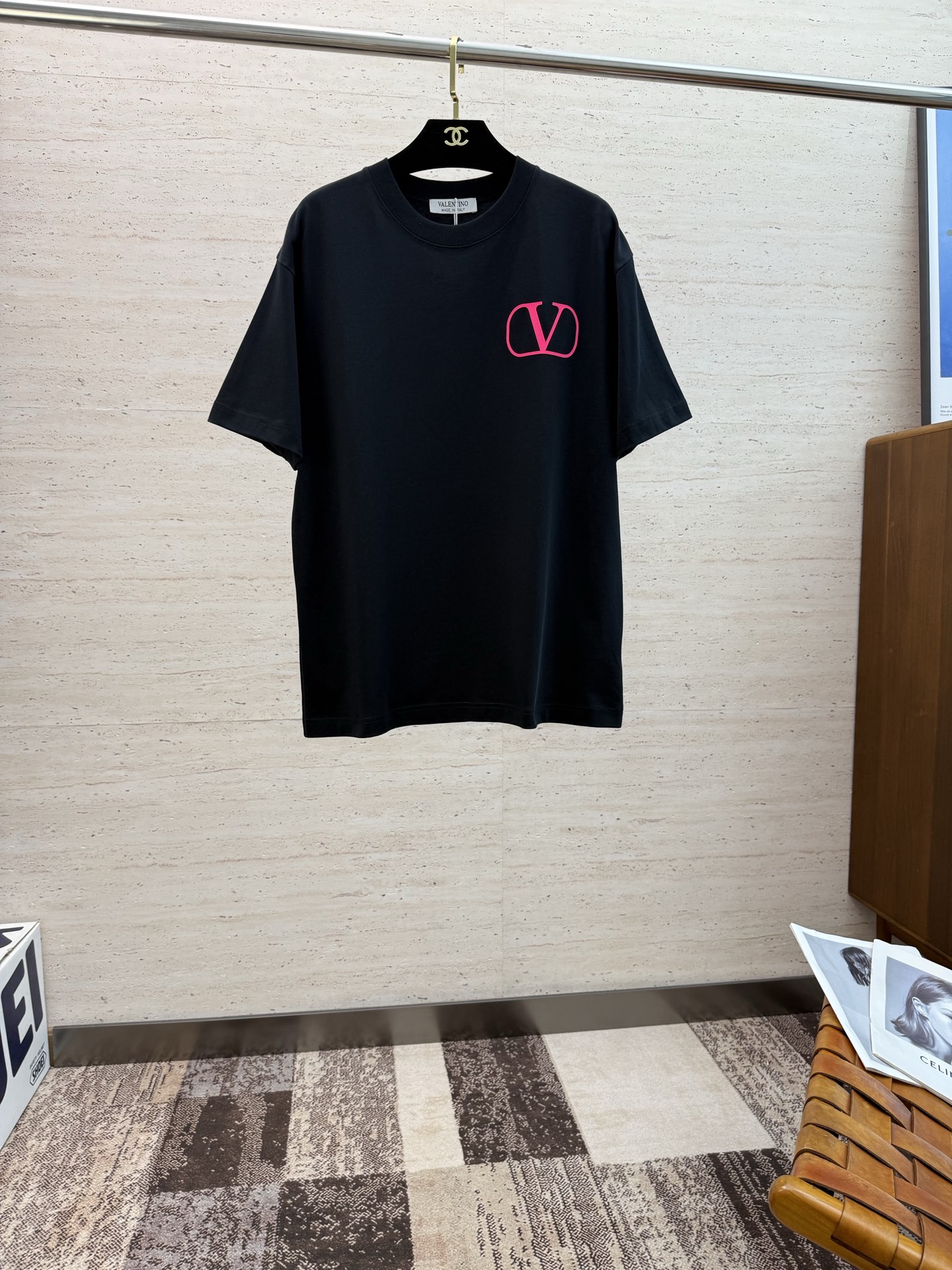 NO:496469,VAL2025 spring and summer new short-sleeved sleeves have bright and bright overall color, smooth and soft feel, with a strong drape, natural and soft texture, super comfortable in the body, and a strong drape!  T-shirts are very comfortable and practical in daily wear, super toughness is better than ordinary cotton, the texture is delicate, soft and skin-friendly, the touch is light and cool, the color is bright and the color is fast, the breathability and drape are good.. S-2XL, T-shirt,tees, t-shirt,alexander wang19860909VAL2025 春夏新款短袖 整体上色泽较鲜明和光亮,手感顺滑揉软,悬垂感特强,质地自然柔软、贴身超级舒服,悬垂感特强！ T恤日常穿搭很自在很实用,超级的有韧性比起一般的棉手感质感都更好的,面料质地细腻、柔软、亲肤,触感轻薄凉爽,色泽艳丽色牢度高,透气性及悬垂性好..码数S-2XL,,T-shirt,tees，t-shirt,alexander wang,Men's clothing