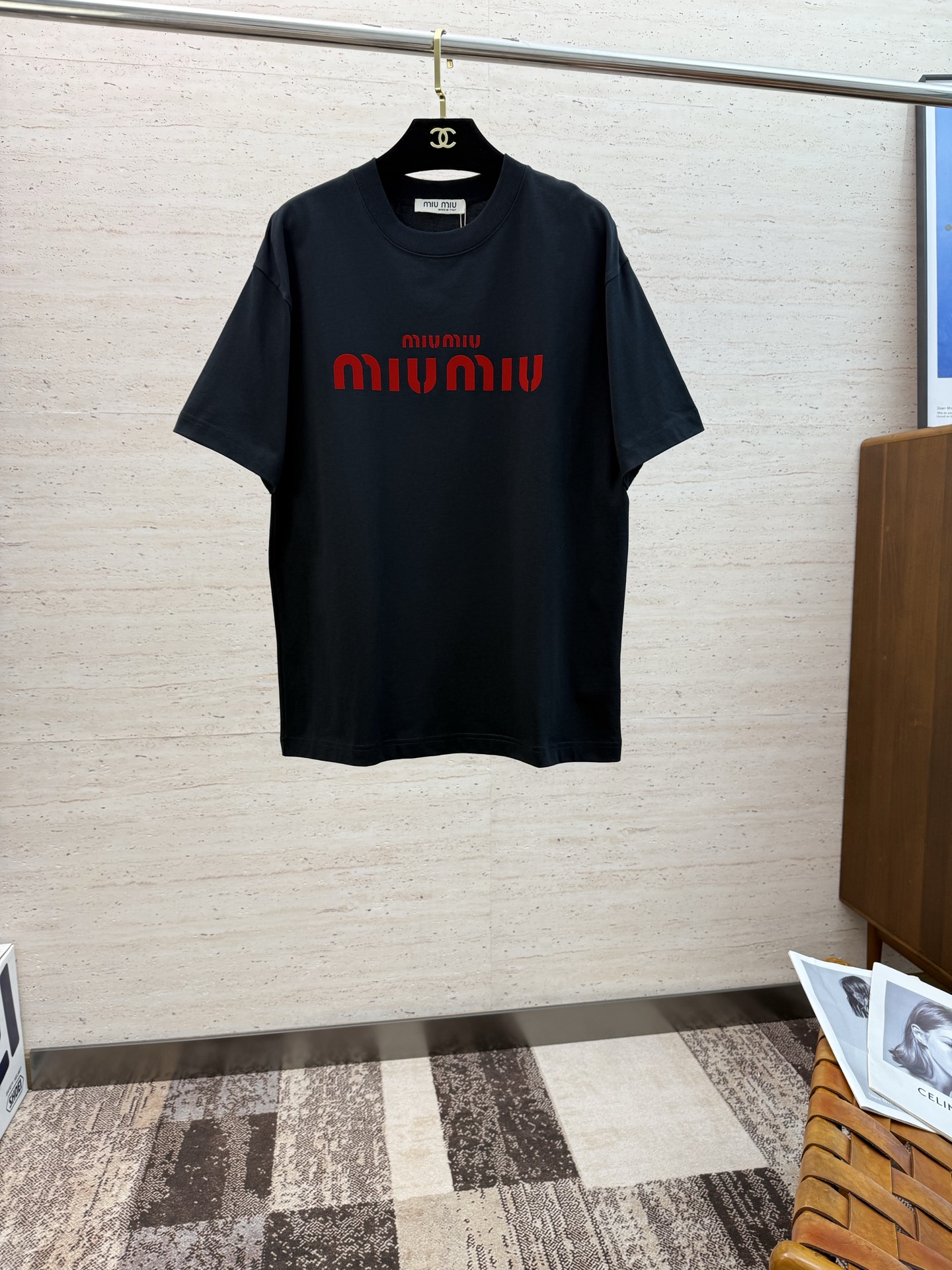 NO:496464,Miumiu2025 spring and summer new short-sleeved sleeves have bright and bright overall color, smooth and soft feel, with a strong drape, natural and soft texture, super comfortable in the body, and a strong drape!  T-shirts are very comfortable and practical in daily wear, super toughness is better than ordinary cotton. The fabric has a delicate texture, softness and skin-friendly texture, light and cool touch, bright color, high color fastness, good breathability and drape... S-2XL, miumiu, T-shirt,tees, t-shirt,alexander wang19860909miumiu2025 春夏新款短袖 整体上色泽较鲜明和光亮,手感顺滑揉软,悬垂感特强,质地自然柔软、贴身超级舒服,悬垂感特强！ T恤日常穿搭很自在很实用,超级的有韧性比起一般的棉手感质感都更好的,面料质地细腻、柔软、亲肤,触感轻薄凉爽,色泽艳丽色牢度高,透气性及悬垂性好..码数S-2XL,,miumiu,T-shirt,tees，t-shirt,alexander wang,Men's clothing