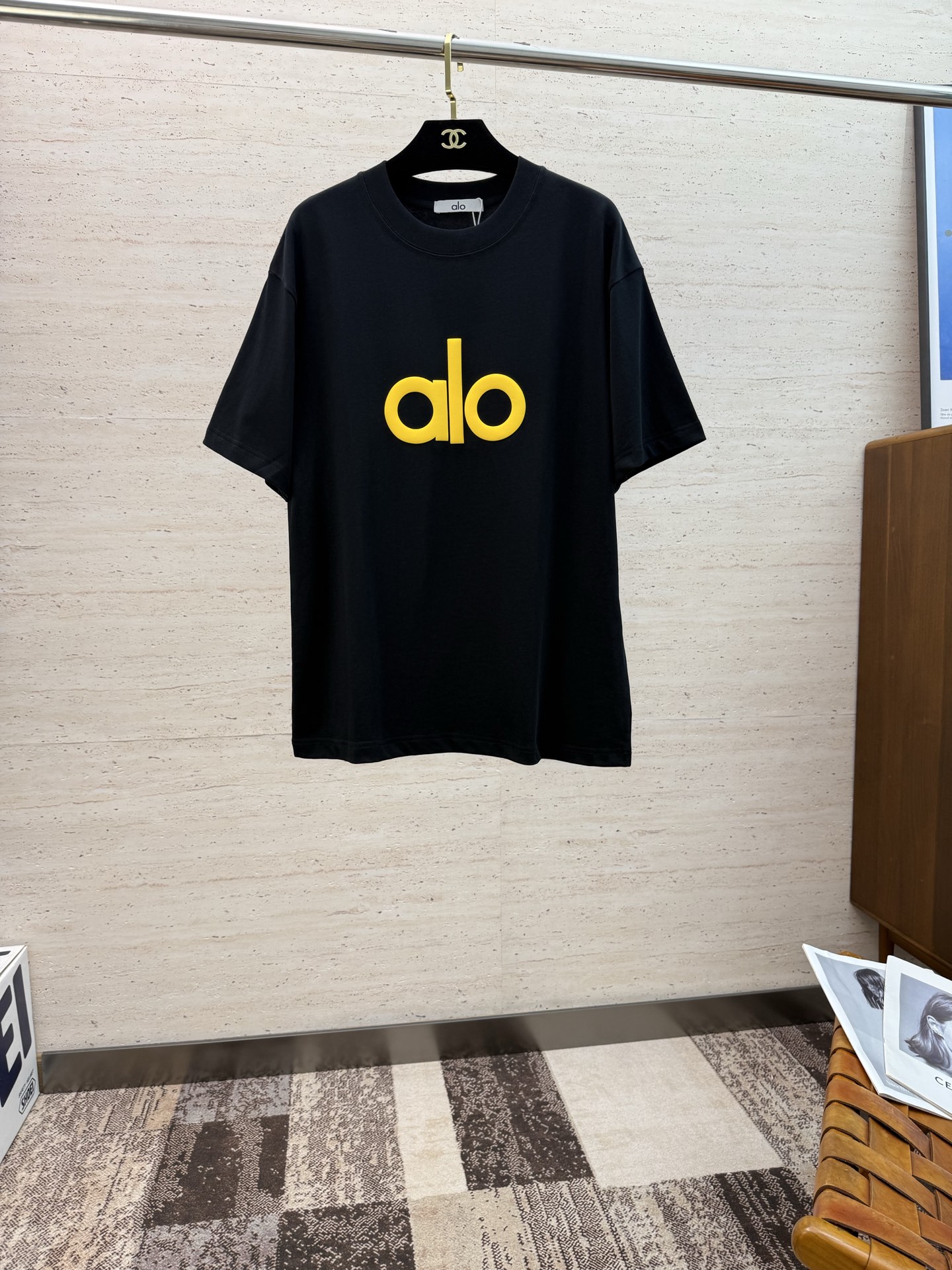 NO:496499,alo2025 spring and summer new short-sleeved sleeves have bright and bright overall color, smooth and soft feel, with a strong drape, natural and soft texture, super comfortable close body, and a strong drape!  T-shirts are very comfortable and practical in daily wear, super toughness is better than ordinary cotton, the texture is delicate, soft and skin-friendly, the touch is light and cool, the color is bright and the color is fast, the breathability and drape are good.. S-2XL, T-shirt,tees, t-shirt,alexander wang19860909alo2025 春夏新款短袖 整体上色泽较鲜明和光亮,手感顺滑揉软,悬垂感特强,质地自然柔软、贴身超级舒服,悬垂感特强！ T恤日常穿搭很自在很实用,超级的有韧性比起一般的棉手感质感都更好的,面料质地细腻、柔软、亲肤,触感轻薄凉爽,色泽艳丽色牢度高,透气性及悬垂性好..码数S-2XL,,T-shirt,tees，t-shirt,alexander wang,Men's clothing