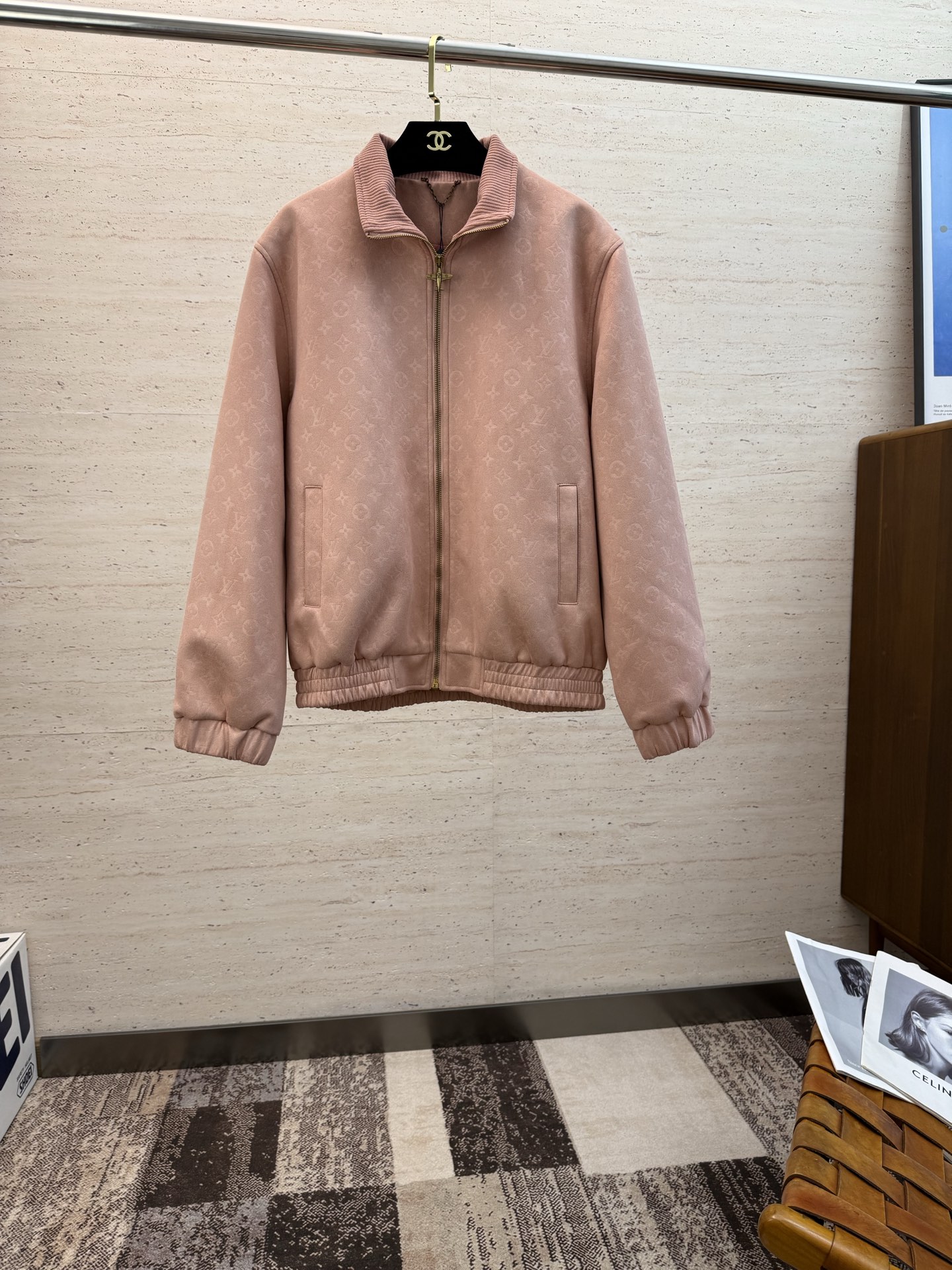 NO:503387,LV2025 men's new suede jacket jacket is carefully crafted with suede leather. The classic style highlights the novelty and can also enhance the fashion sense of the style, highlight the classic charm, and create a delicate shape. The overall style is a relaxed and casual shirt jacket that is easy to wear, customized with the same color inner lining, and the full quality is developed. S-XL,,louis vuitton, jackets & coats, jackets & coats,shirts,chamois leather,alexander wang19860909LV2025男士新款麂皮绒夹克外套,采用麂皮绒皮革精心制作,经典版型,凸显新意同时也能提升款式的时尚感,彰显经典魅力,打造精致造型.整体是一件轻松随意、易于穿搭的衬衫式夹克,定制同色系内里,全品相开发 码数S-XL,,louis vuitton,jackets & coats,jackets & coats,shirts,chamois leather,alexander wang,Men's clothing