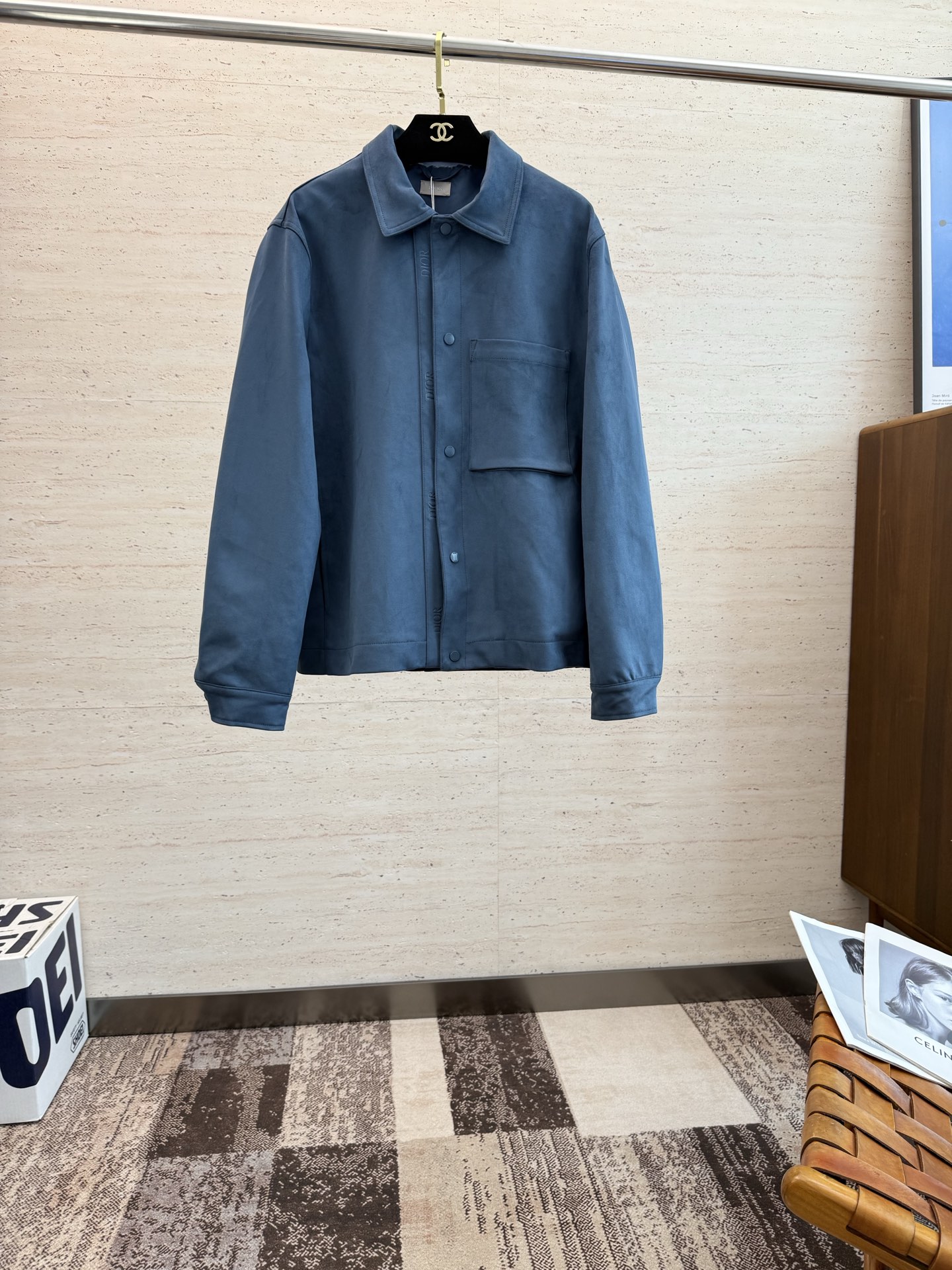 NO:503407,CD2025 men's new suede jacket, carefully crafted with suede leather, the classic style highlights the novelty and can also enhance the fashion sense of the style, highlight the classic charm, and create a delicate look. The overall style is a relaxed and casual shirt jacket, customized with the same color inner lining, and the full quality development is digitized,, jackets & coats, jackets & coats,shirts,chamois leather,alexander wang19860909CD2025男士新款麂皮绒夹克外套,采用麂皮绒皮革精心制作,经典版型,凸显新意同时也能提升款式的时尚感,彰显经典魅力,打造精致造型.整体是一件轻松随意、易于穿搭的衬衫式夹克,定制同色系内里,全品相开发 码数,,jackets & coats,jackets & coats,shirts,chamois leather,alexander wang,Men's clothing