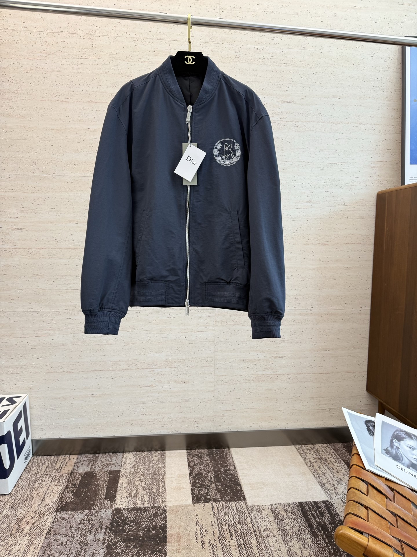 NO:503395,CD2025SS Spring and Autumn New Short Loose Baseball Jacket Jacket Flight Jacket Jacket Double-sided Customized Fabric Drops Anti-Wrinkle High-end Feeling, Very Soft and Comfortable, Two-dressed Clothes, Top Luxury, Three-dimensional and Stylish!  It is very youthful and youthful and energetic, and can be easily controlled by both men and women, which is very consistent with the current fashion aesthetic concepts of young people!  Full set of customized auxiliary materials, complete three standards, same style for men and women. S-XL,, jackets & coats, jackets & coats, alexander wang19860909CD2025SS春秋季新款短款宽松型棒球服夹克外套 飞行服夹克外套 双面定制面料 垂感 抗皱高级感十足,上身非常柔软舒适,一衣双穿 顶级奢侈品加持 上身立体有型！ 非常富有年轻感与青春活力范儿,男女都可轻松驾驭,非常符合当下年轻人的时尚审美观念！ 全套定制辅料,三标齐全、男女同款 码数S-XL,,jackets & coats,jackets & coats,alexander wang,Men's clothing