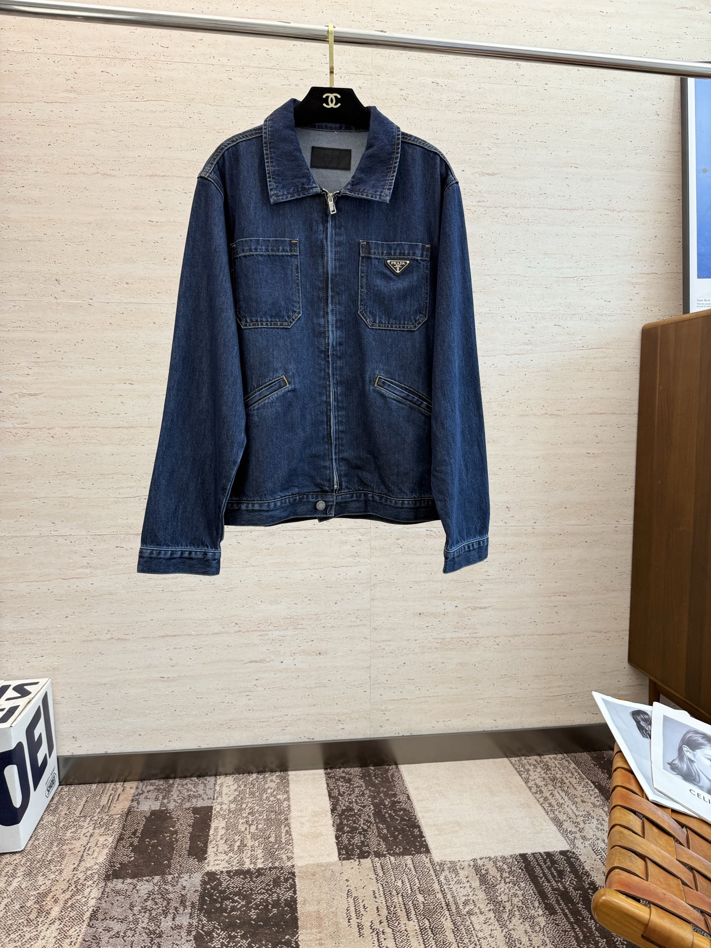 NO:503391,PRA25S Spring and Autumn New Product Washed Denim Jacket, using customized high-quality twill cotton-washed denim fabric, with delicate texture and natural cotton feel, both skewed and soft, and is not picky about the classic washing color, regular style cutting, exquisite details and workmanship are super good, denim texture is very amazing, and it is comfortable to wear and stylish. S-2XL, prada, jackets & coats, alexander wang19860909PRA25S春秋新品 水洗牛仔外套,采用定制高品质斜纹棉质水洗牛仔面料,纹理细腻,棉感自然,既有筋骨感又不失柔软,不挑人的经典水洗色,常规版型裁剪,精致细节做工超级好,牛仔质感上身效果非常惊艳,穿着舒适又有型 码数S-2XL,,prada,jackets & coats,alexander wang,Men's clothing