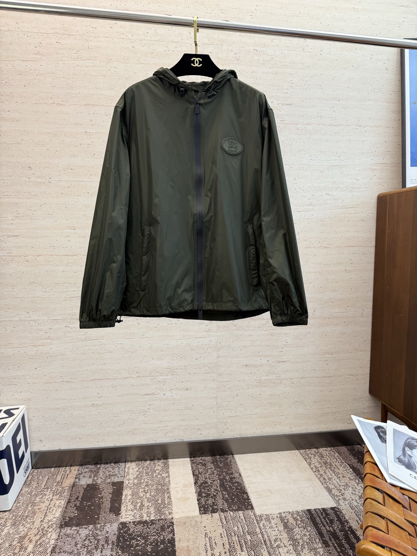 NO:954452,BUR25S new men's hooded jacket...an absolutely heavy-duty top-notch item, with classic colors and modern ideas for the wardrobe...very high-end texture, extremely wearable and excellent scratch resistance...size M~3XL,,burberry,jackets & coats,hats,19860909BUR25S新款男士连帽外套........一款绝对重工的顶级单品,颜色经典衣橱注入现代新意.......非常高档次的质地,实穿性极高 挺刮性极好..码数M~3XL,,burberry,jackets & coats,hats,,Men's clothing