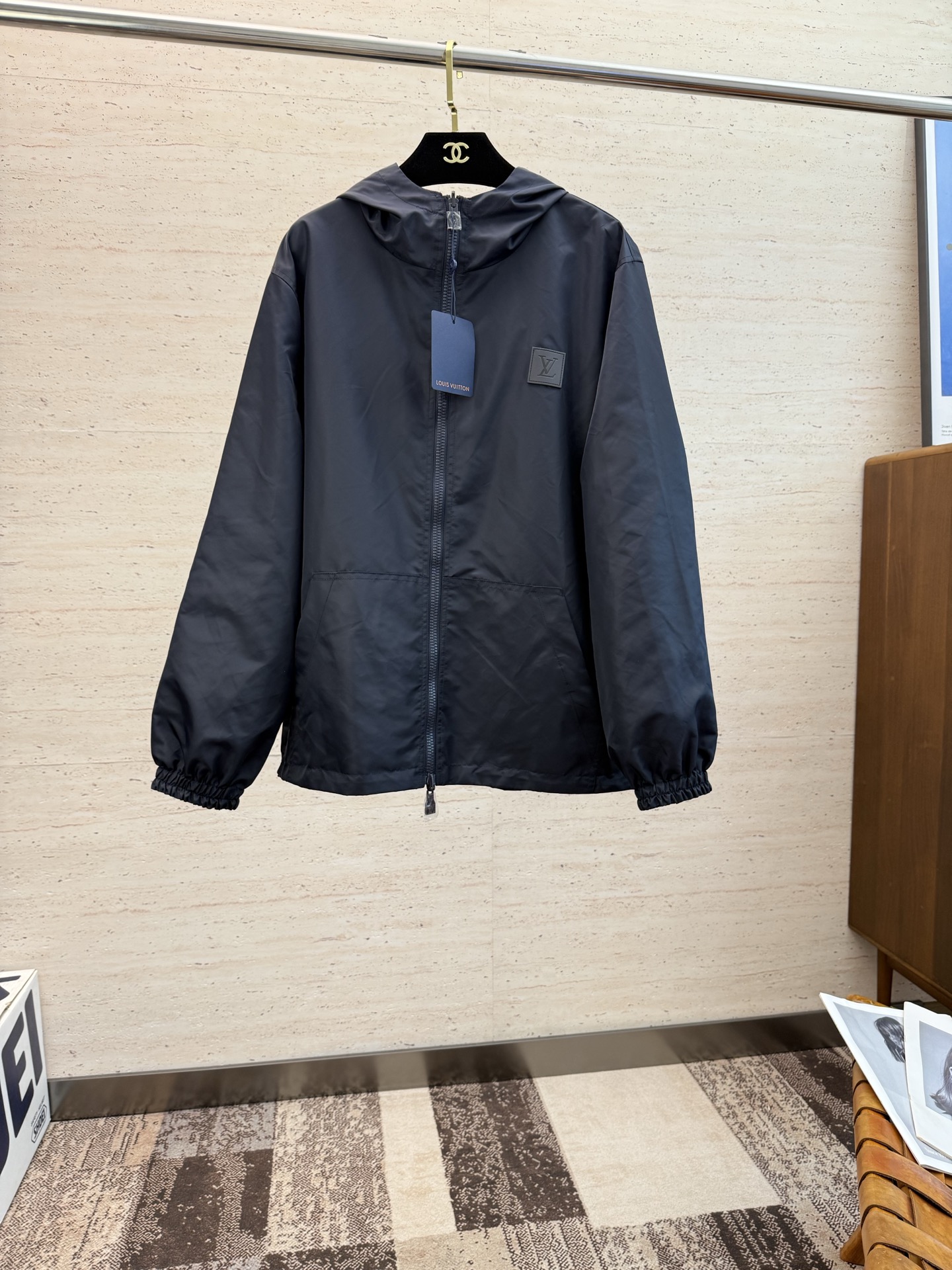 NO:503399,LV25S new men's double-sided hooded jacket...A top-notch item that is absolutely heavy-industrial, double-sided and double-colored injecting modern and innovative into the classic wardrobe... Very high-end texture, extremely practical and very good scraping... S-XL,,louis vuitton, jackets & coats, jackets & coats,hats,alexander wang19860909LV25S新款男士双面穿连帽夹克外套........一款绝对重工的顶级单品,双面双色为经典衣橱注入现代新意.......非常高档次的质地,实穿性极高 挺刮性极好..码数S-XL,,louis vuitton,jackets & coats,jackets & coats,hats,alexander wang,Men's clothing