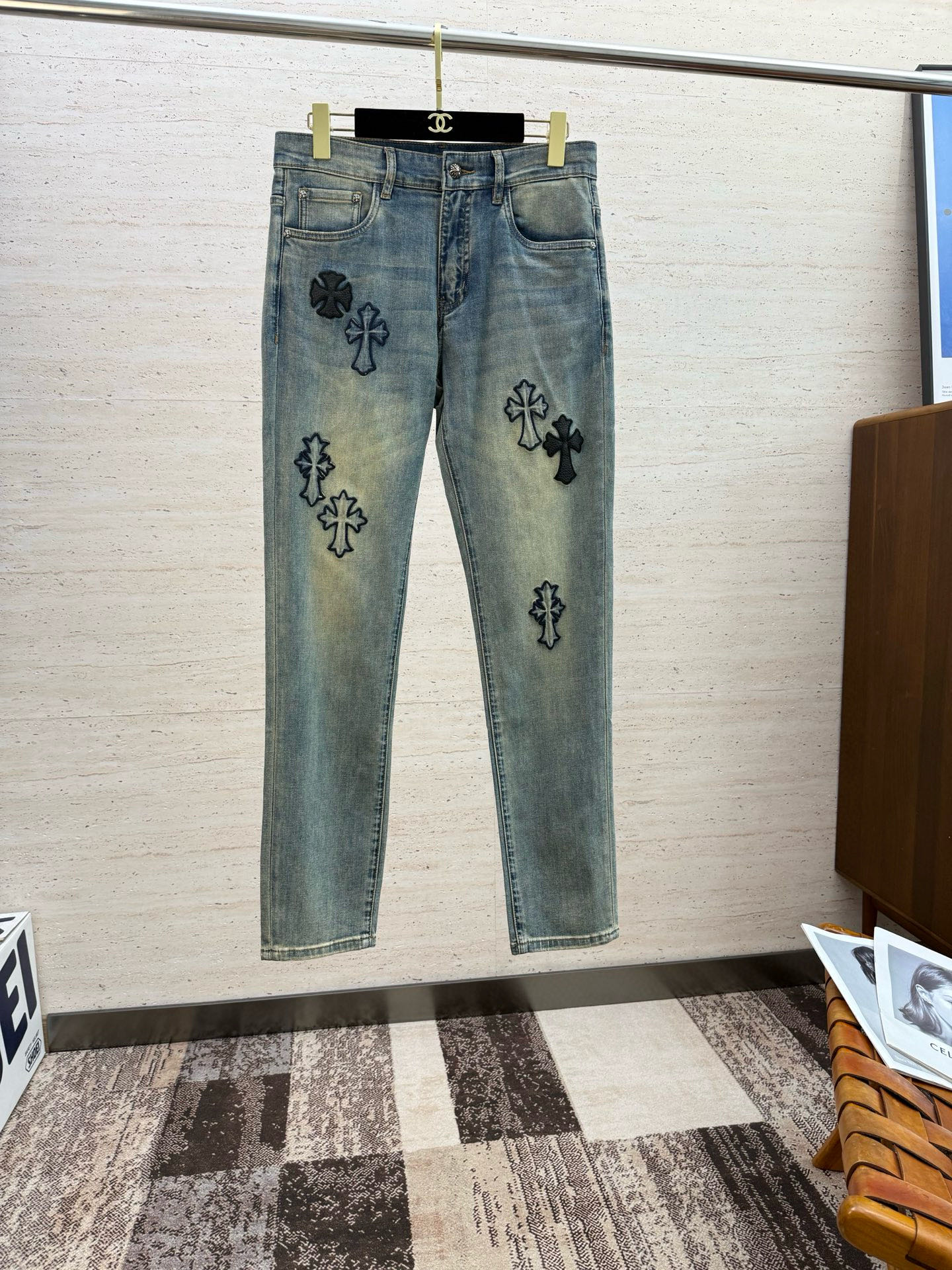 NO:498865,CHR25S Spring and Autumn Men's Straight Jeans... Made of cotton denim fabric, soft texture without losing muscles and bones, dry and tough feel. Classic iconic relief logo, soul-like embellishment. All indicators are top-quality, which naturally brings an excellent body feel!  Number of codes 29-38 has 35 no 37, jeans, alexander wang19860909CHR25S春秋男士直筒牛仔裤…棉质牛仔面料打造 质地柔软又不失筋骨,手感干爽有韧性 经典的标志性浮雕徽标,灵魂般的点缀 各项指标皆为上品,自然带来极佳的上身体感！码数29-38有35无37,,jeans,alexander wang,Men's clothing