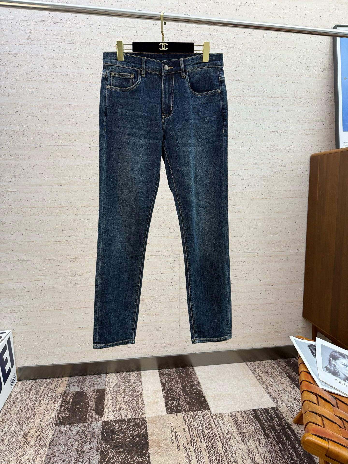 NO:498810,BV25S Spring and Autumn Men's Straight Jeans... Made of cotton denim fabric, soft texture without losing muscles and bones, dry and tough feel. Classic iconic relief logo, soul-like embellishment. All indicators are top-quality, which naturally brings an excellent body feel!  Count 29-38 has 35 no 37, bottega veneta, jeans, alexander wang19860909BV25S春秋男士直筒牛仔裤…棉质牛仔面料打造 质地柔软又不失筋骨,手感干爽有韧性 经典的标志性浮雕徽标,灵魂般的点缀 各项指标皆为上品,自然带来极佳的上身体感！码数29-38有35无37,,bottega veneta,jeans,alexander wang,Men's clothing