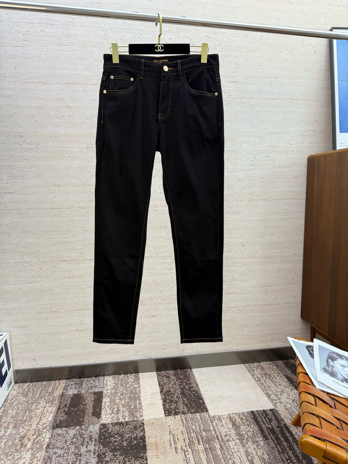 NO:498825,LV25S Spring and Autumn Men's Straight Jeans... Made of cotton denim fabric, soft texture without losing muscles and bones, dry and tough feel. Classic iconic embossed logo, soul-like embellishment. All indicators are top-quality, which naturally brings an excellent body feel!  Count 29-38 has 35 no 37, louis vuitton, jeans, alexander wang19860909LV25S春秋男士直筒牛仔裤…棉质牛仔面料打造 质地柔软又不失筋骨,手感干爽有韧性 经典的标志性浮雕徽标,灵魂般的点缀 各项指标皆为上品,自然带来极佳的上身体感！码数29-38有35无37,,louis vuitton,jeans,alexander wang,Men's clothing