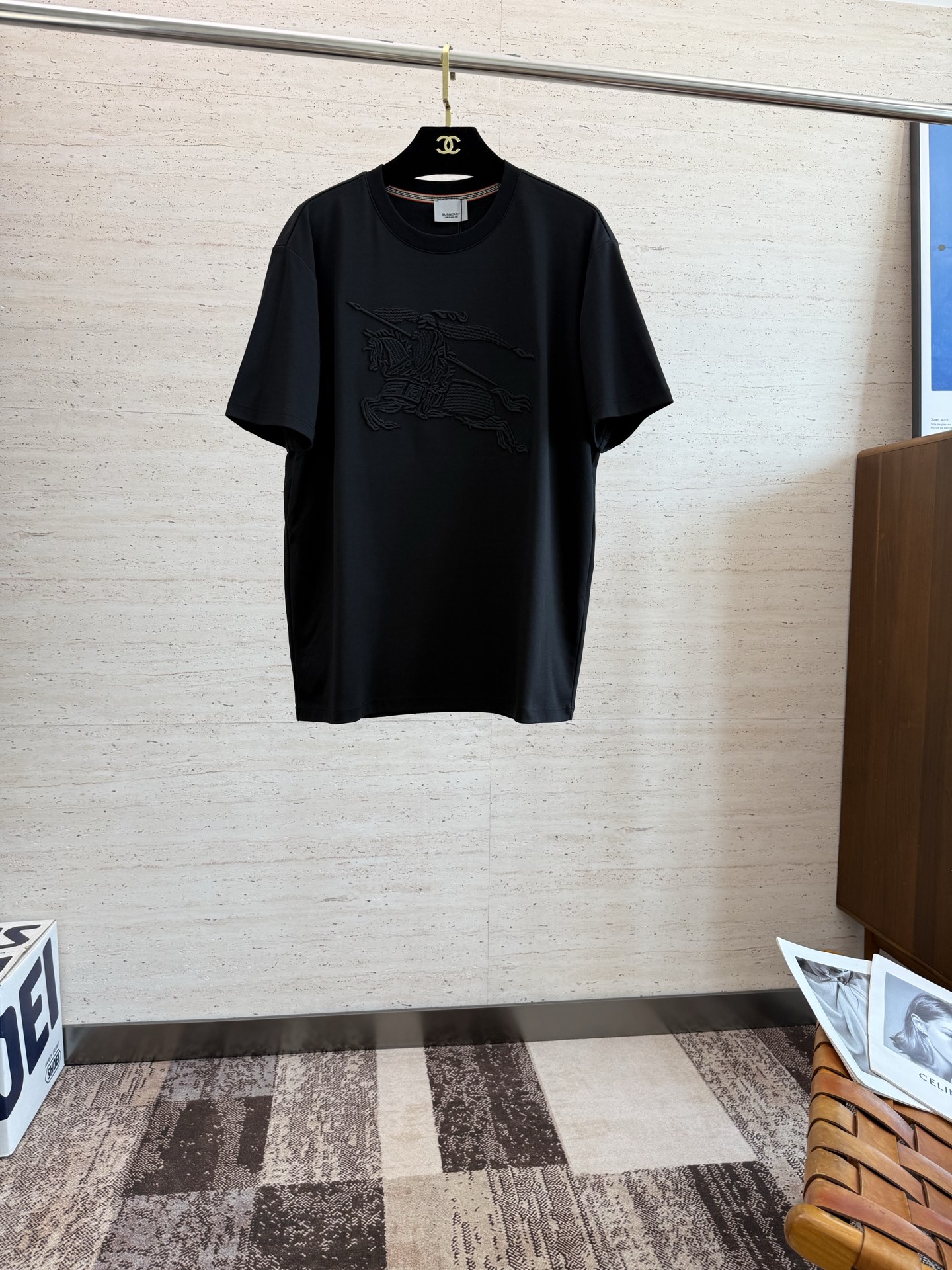 NO:503348,BUR2025 Spring and Summer new short-sleeved sleeves have bright and bright overall color, smooth and soft feel, with a strong drape, natural and soft texture, super comfortable close body, and a strong drape!  T-shirts are very comfortable and practical in daily wear, super toughness is better than ordinary cotton texture. The fabric is delicate, soft and skin-friendly, with a light and cool touch, bright color and high color fastness, good breathability and drape... Code number M-4XL, burberry, T-shirt, tees, t-shirt, alexander wang19860909BUR2025 春夏新款短袖 整体上色泽较鲜明和光亮,手感顺滑揉软,悬垂感特强,质地自然柔软、贴身超级舒服,悬垂感特强！ T恤日常穿搭很自在很实用,超级的有韧性比起一般的棉手感质感都更好的,面料质地细腻、柔软、亲肤,触感轻薄凉爽,色泽艳丽色牢度高,透气性及悬垂性好..码数M-4XL,,burberry,T-shirt,tees，t-shirt,alexander wang,Men's clothing