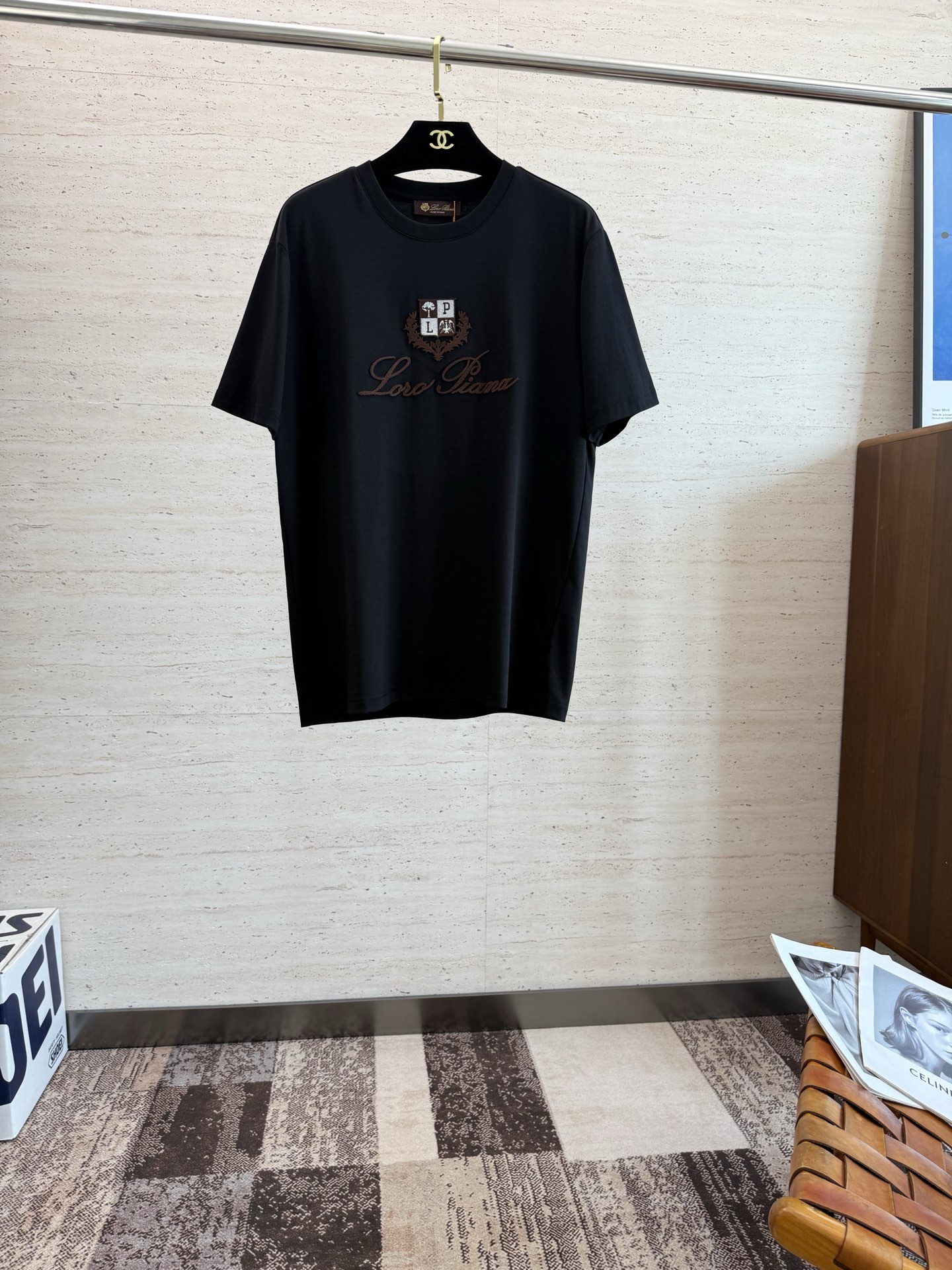 NO:503354,LP.2025 Spring and Summer New Short Sleeves. The overall color is bright and bright, with a smooth and soft feel, with a strong drape, a natural and soft texture, a super comfortable fit, and a strong drape!  T-shirts are very comfortable and practical in daily wear, super toughness is better than ordinary cotton, the texture is delicate, soft and skin-friendly, the touch is light and cool, the color is bright and the color is fast, the breathability and drape are good.. Number M-4XL, loro piana, T-shirt, tees, t-shirt, alexander wang19860909LP.2025 春夏新款短袖 整体上色泽较鲜明和光亮,手感顺滑揉软,悬垂感特强,质地自然柔软、贴身超级舒服,悬垂感特强！ T恤日常穿搭很自在很实用,超级的有韧性比起一般的棉手感质感都更好的,面料质地细腻、柔软、亲肤,触感轻薄凉爽,色泽艳丽色牢度高,透气性及悬垂性好..码数M-4XL,,loro piana,T-shirt,tees，t-shirt,alexander wang,Men's clothing