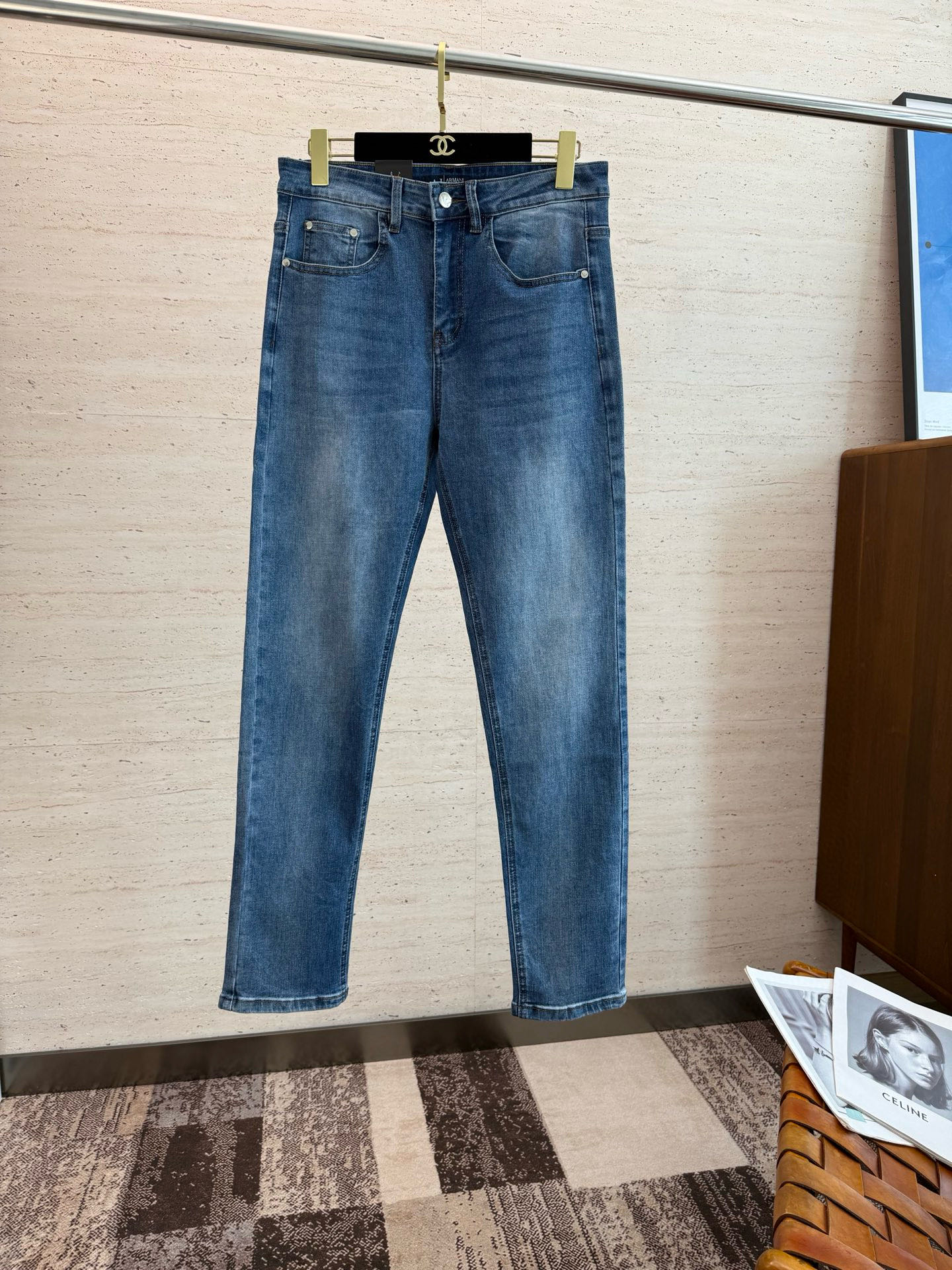 NO:503366,EA25S Spring and Autumn Men's Straight Jeans... Made of cotton denim fabric, soft texture without losing muscles and bones, dry and tough feel. Classic iconic embossed logo, soul-like embellishment. All indicators are top-quality, which naturally brings an excellent body feel!  Number of codes 29-38 35/37, jeans,alexander wang19860909EA25S春秋男士直筒牛仔裤…棉质牛仔面料打造 质地柔软又不失筋骨,手感干爽有韧性 经典的标志性浮雕徽标,灵魂般的点缀 各项指标皆为上品,自然带来极佳的上身体感！码数29-38 35/37,,jeans,alexander wang,Men's clothing