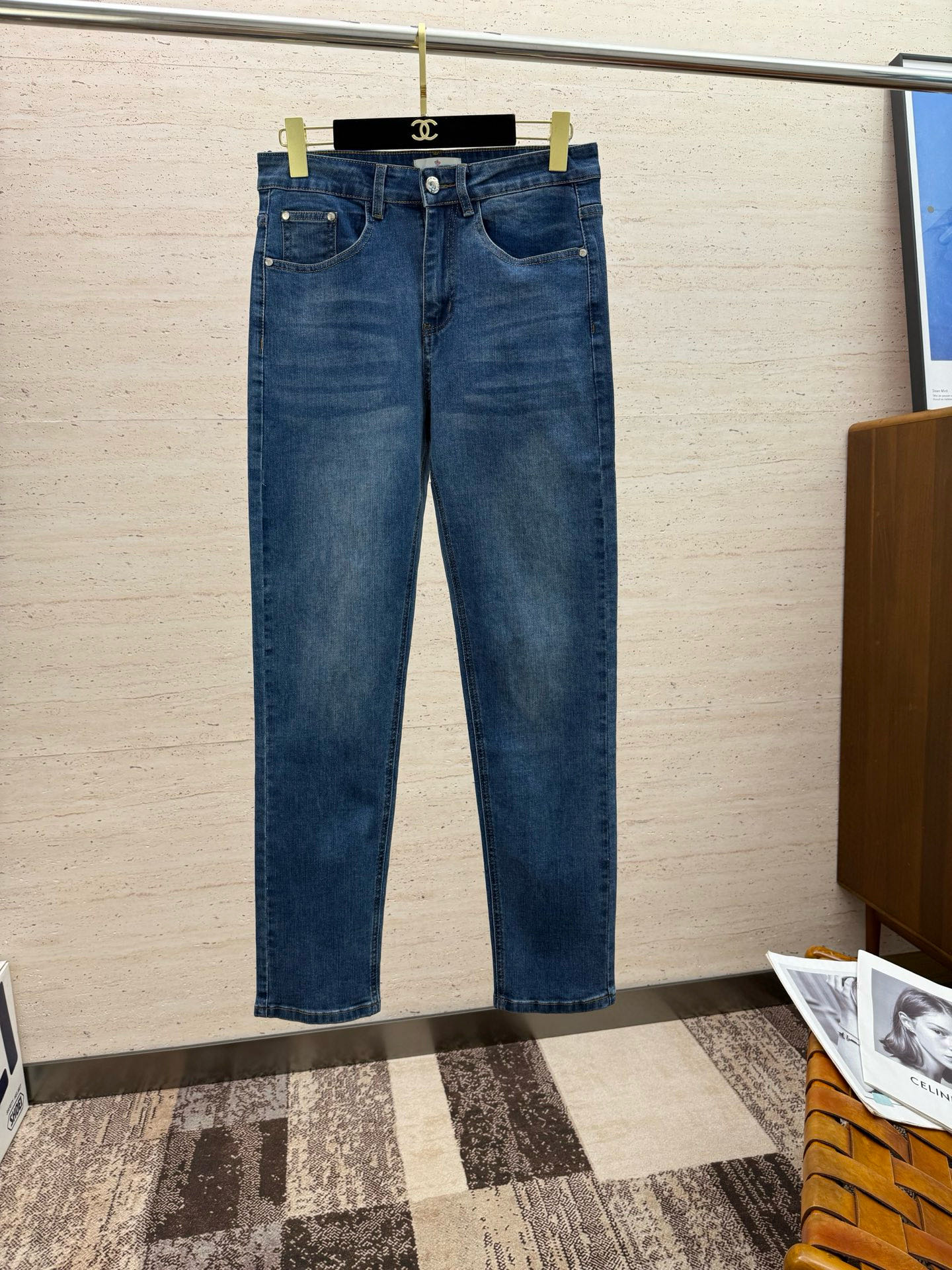 NO:503372,MON25S Spring and Autumn Men's Straight Jeans... Made of cotton denim fabric, soft texture without losing muscles and bones, dry and tough feel. Classic iconic relief logo, soul-like embellishment. All indicators are top-quality, which naturally brings an excellent body feel!  Number of codes 29-38 35/37, jeans,alexander wang19860909MON25S春秋男士直筒牛仔裤…棉质牛仔面料打造 质地柔软又不失筋骨,手感干爽有韧性 经典的标志性浮雕徽标,灵魂般的点缀 各项指标皆为上品,自然带来极佳的上身体感！码数29-38 35/37,,jeans,alexander wang,Men's clothing