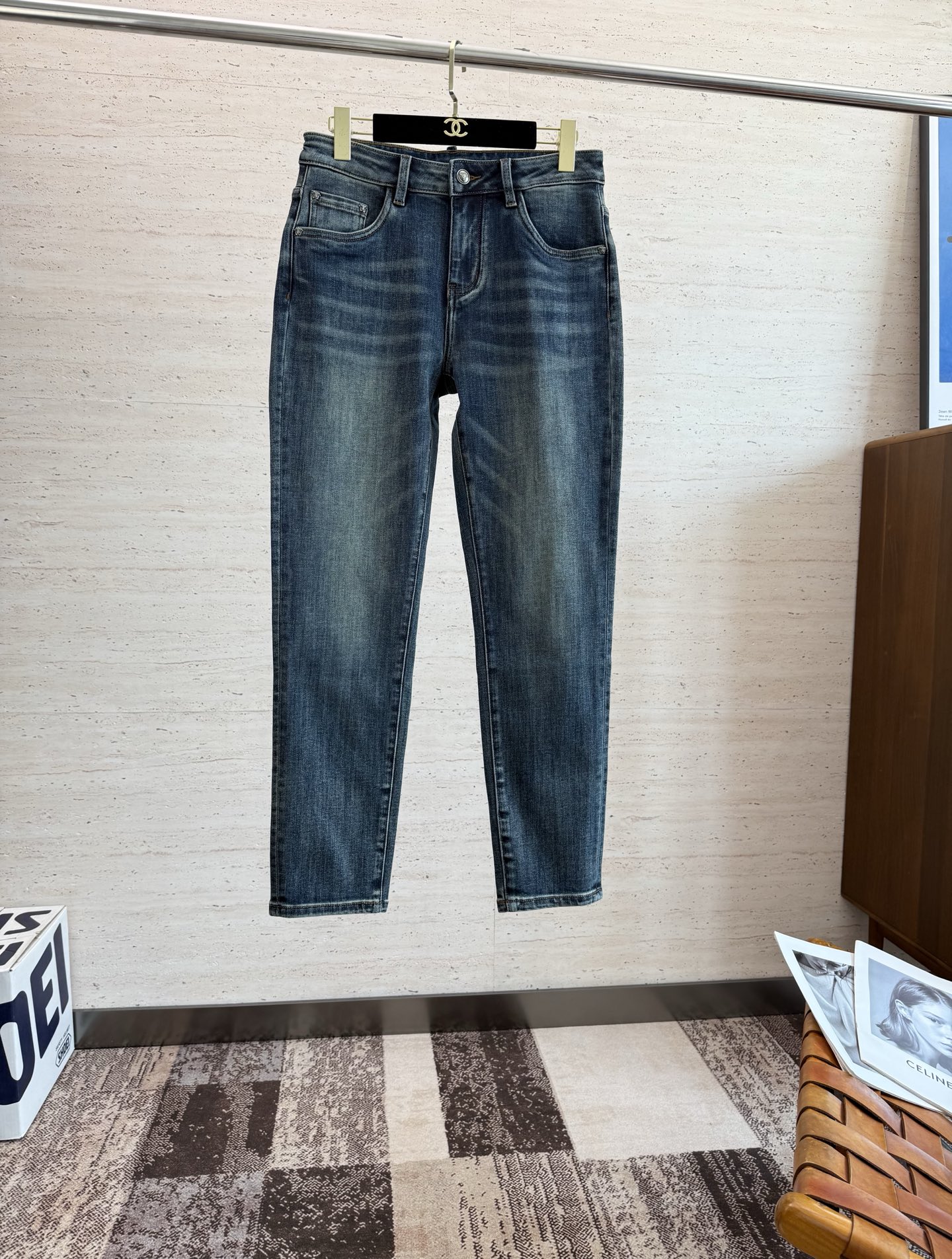 NO:504976,VER25S Spring and Autumn Men's Straight Jeans... Made of cotton denim fabric, soft texture without losing muscles and bones, dry and tough feel. Classic iconic embossed logo, soul-like embellishment. All indicators are top-quality, which naturally brings an excellent body feel!  !  29-38, jeans,alexander wang19860909VER25S春秋男士直筒牛仔裤…棉质牛仔面料打造 质地柔软又不失筋骨,手感干爽有韧性 经典的标志性浮雕徽标,灵魂般的点缀 各项指标皆为上品,自然带来极佳的上身体感！！码数29-38,,jeans,alexander wang,Men's clothing