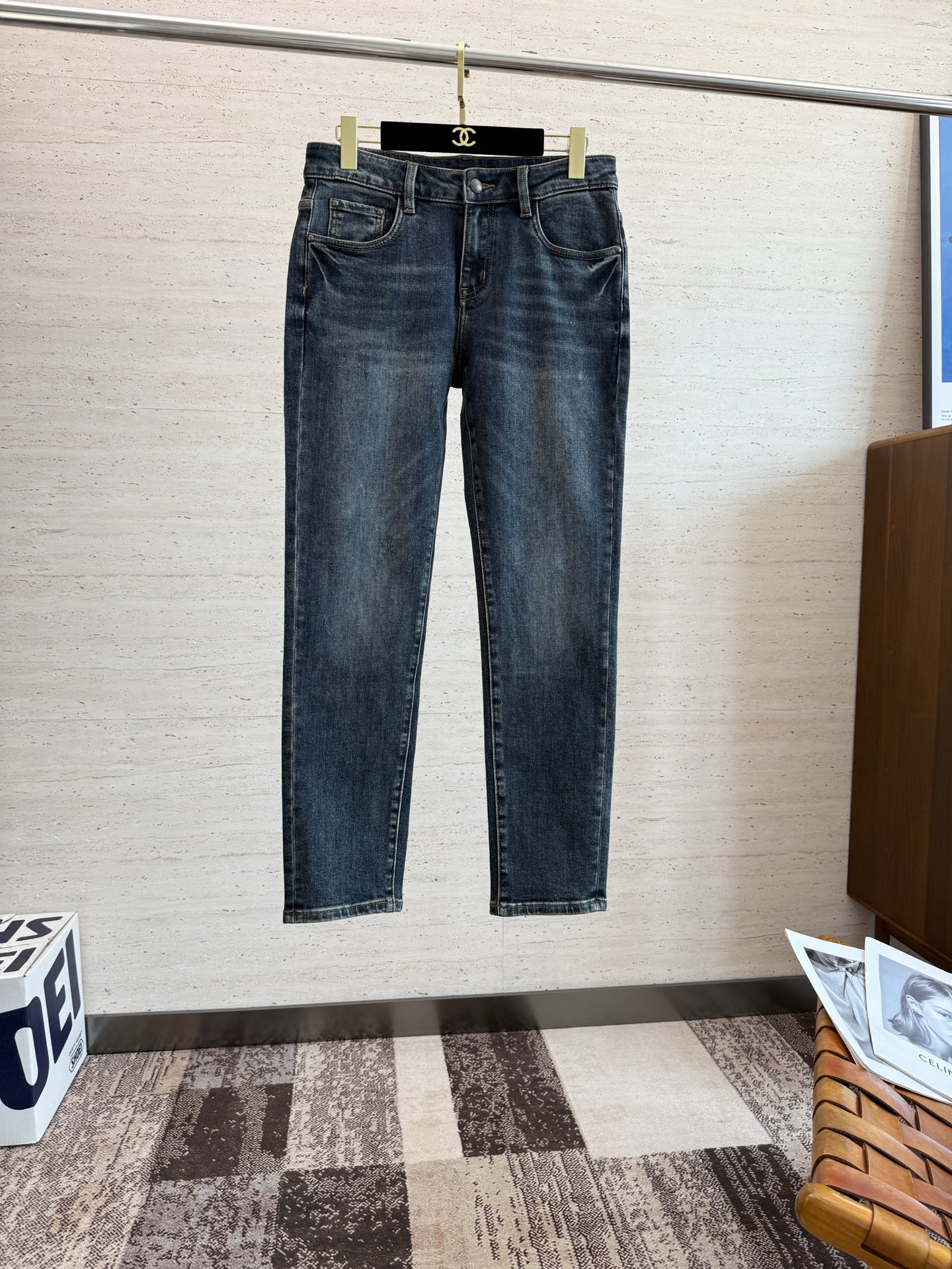 NO:504958,BAL25S Spring and Autumn Men's Straight Jeans... Made of cotton denim fabric, soft texture without losing muscles and bones, dry and tough feel. Classic iconic embossed logo, soul-like embellishment. All indicators are top-quality, which naturally brings an excellent body feel!  !  29-38, jeans,alexander wang19860909BAL25S春秋男士直筒牛仔裤…棉质牛仔面料打造 质地柔软又不失筋骨,手感干爽有韧性 经典的标志性浮雕徽标,灵魂般的点缀 各项指标皆为上品,自然带来极佳的上身体感！！码数29-38,,jeans,alexander wang,Men's clothing