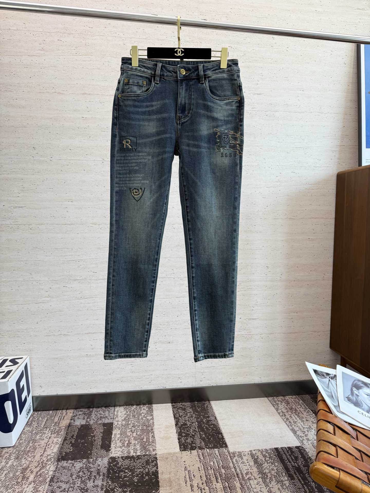 NO:506368,BUR25S Spring and Autumn Men's Straight Jeans... Made of cotton denim fabric, soft texture without losing muscles and bones, dry and tough feel. Classic iconic embossed logo, soul-like embellishment. All indicators are top-quality, which naturally brings an excellent body feel!  !  Count 29-38, burberry, jeans, alexander wang19860909BUR25S春秋男士直筒牛仔裤…棉质牛仔面料打造 质地柔软又不失筋骨,手感干爽有韧性 经典的标志性浮雕徽标,灵魂般的点缀 各项指标皆为上品,自然带来极佳的上身体感！！码数29-38,,burberry,jeans,alexander wang,Men's clothing