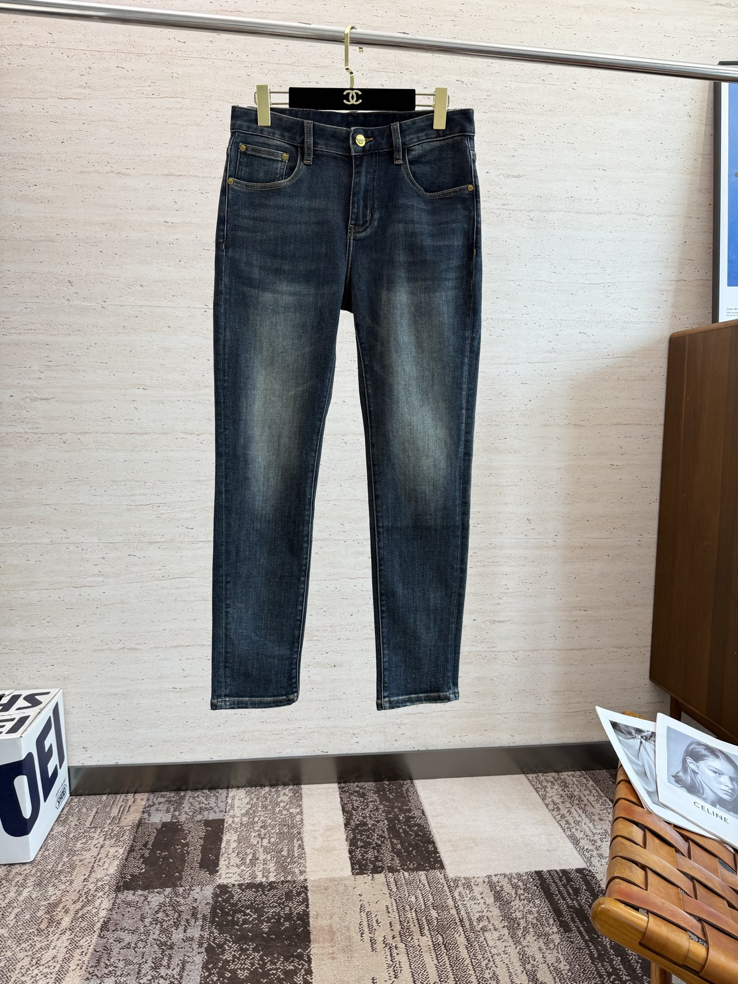 NO:506377,EA25S Spring and Autumn Men's Straight Jeans... Made of cotton denim fabric, soft texture without losing muscles and bones, dry and tough feel. Classic iconic embossed logo, soul-like embellishment. All indicators are top-quality, which naturally brings an excellent body feel!  !  29-38, jeans,alexander wang19860909EA25S春秋男士直筒牛仔裤…棉质牛仔面料打造 质地柔软又不失筋骨,手感干爽有韧性 经典的标志性浮雕徽标,灵魂般的点缀 各项指标皆为上品,自然带来极佳的上身体感！！码数29-38,,jeans,alexander wang,Men's clothing