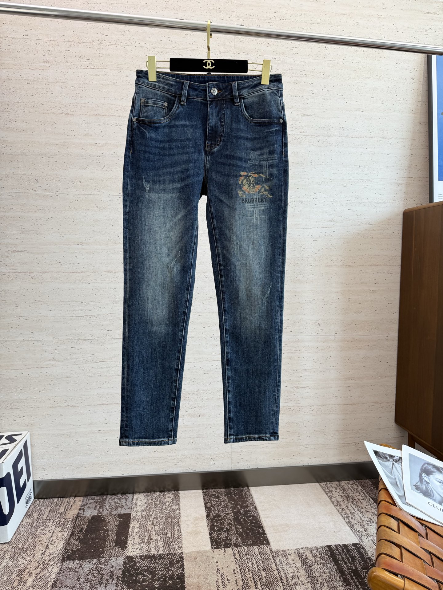 NO:504970,BUR25S Spring and Autumn Men's Straight Jeans... Made of cotton denim fabric, soft texture without losing muscles and bones, dry and tough feel. Classic iconic embossed logo, soul-like embellishment. All indicators are top-quality, which naturally brings an excellent body feel!  !  Count 29-38, burberry, jeans, alexander wang19860909BUR25S春秋男士直筒牛仔裤…棉质牛仔面料打造 质地柔软又不失筋骨,手感干爽有韧性 经典的标志性浮雕徽标,灵魂般的点缀 各项指标皆为上品,自然带来极佳的上身体感！！码数29-38,,burberry,jeans,alexander wang,Men's clothing