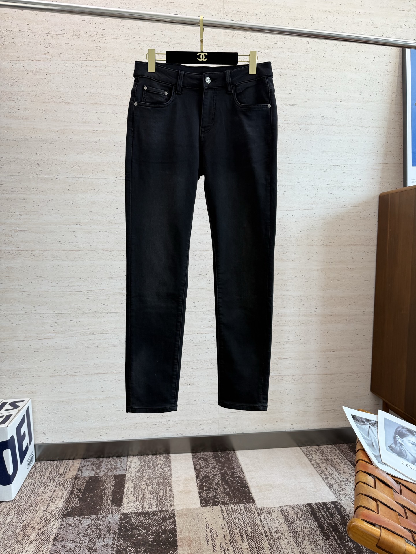 NO:506355,BUR25S Spring and Autumn Men's Straight Jeans... Made of cotton denim fabric, soft texture without losing muscles and bones, dry and tough feel. Classic iconic embossed logo, soul-like embellishment. All indicators are top-quality, which naturally brings an excellent body feel!  !  Count 29-38, burberry, jeans, alexander wang19860909BUR25S春秋男士直筒牛仔裤…棉质牛仔面料打造 质地柔软又不失筋骨,手感干爽有韧性 经典的标志性浮雕徽标,灵魂般的点缀 各项指标皆为上品,自然带来极佳的上身体感！！码数29-38,,burberry,jeans,alexander wang,Men's clothing