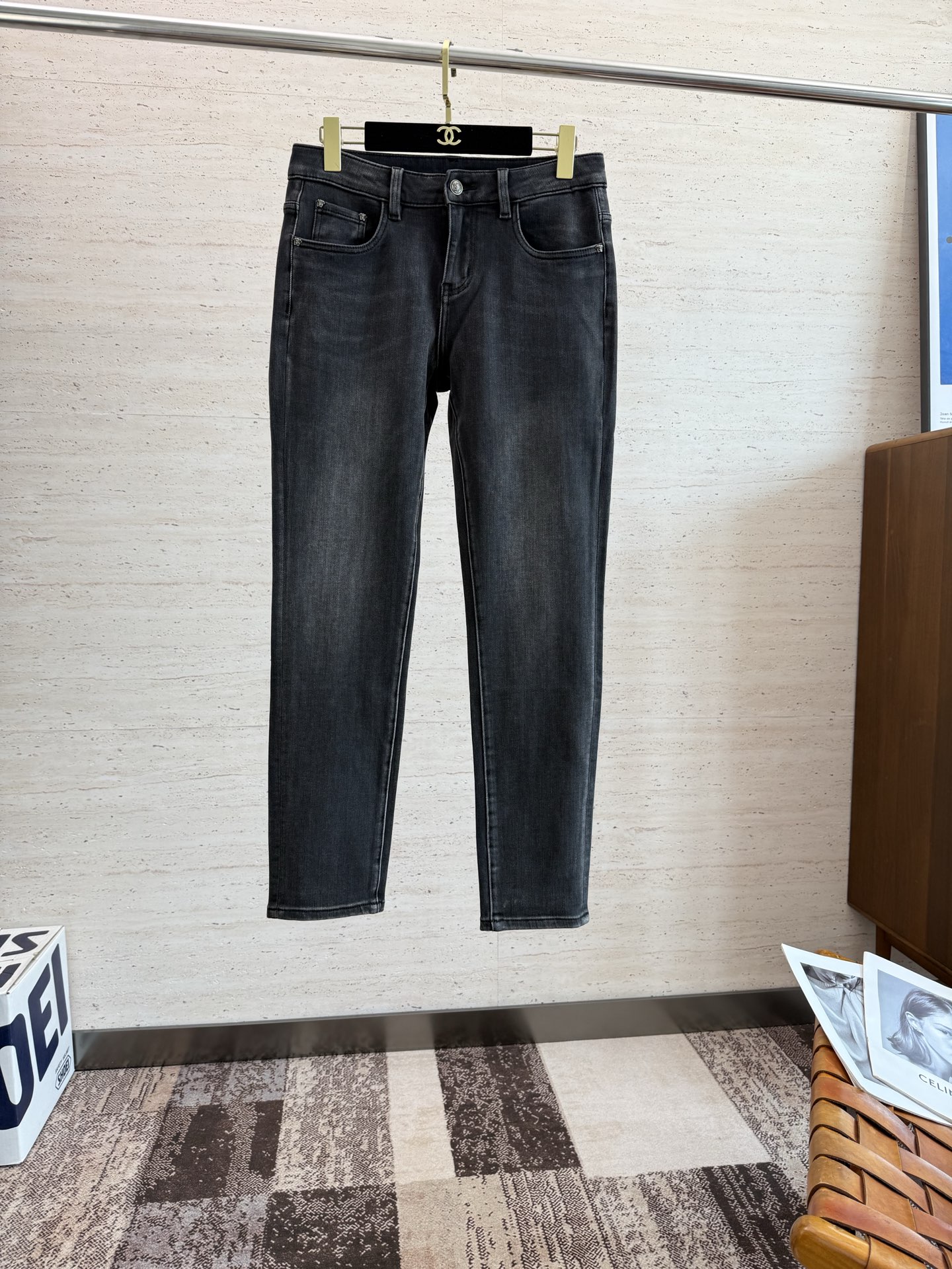 NO:506372,VER25S Spring and Autumn Men's Straight Jeans... Made of cotton denim fabric, soft texture without losing muscles and bones, dry and tough feel. Classic iconic embossed logo, soul-like embellishment. All indicators are top-quality, which naturally brings an excellent body feel!  !  29-38, jeans,alexander wang19860909VER25S春秋男士直筒牛仔裤…棉质牛仔面料打造 质地柔软又不失筋骨,手感干爽有韧性 经典的标志性浮雕徽标,灵魂般的点缀 各项指标皆为上品,自然带来极佳的上身体感！！码数29-38,,jeans,alexander wang,Men's clothing