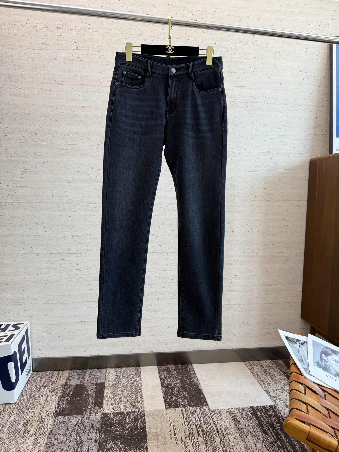 NO:504964,EA25S autumn thin velvet men's straight jeans... made of cotton denim fabric, soft texture without losing muscles and bones, dry and tough feel. Classic iconic embossed logo, soul-like embellishment. All indicators are top-quality, which naturally brings an excellent body feel!  !  29-38, jeans,alexander wang19860909EA25S秋季薄绒男士直筒牛仔裤…棉质牛仔面料打造 质地柔软又不失筋骨,手感干爽有韧性 经典的标志性浮雕徽标,灵魂般的点缀 各项指标皆为上品,自然带来极佳的上身体感！！码数29-38,,jeans,alexander wang,Men's clothing