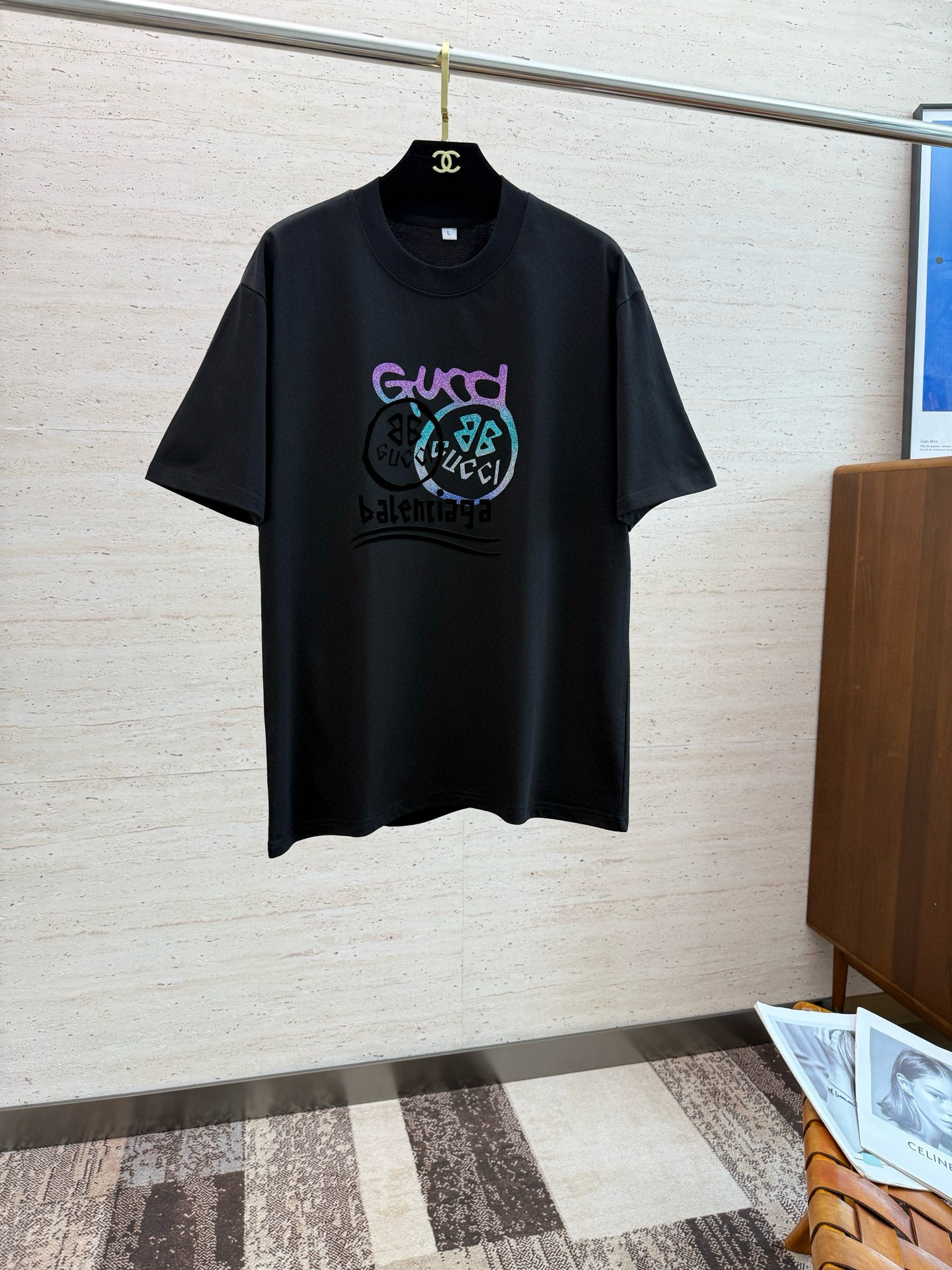 NO:504986,BAL's new spring and summer short-sleeved sleeves have a bright and bright overall color, smooth and soft feel, with a strong drape, natural and soft texture, super comfortable in the body, and a strong drape!  T-shirts are very comfortable and practical in daily wear, super toughness is better than ordinary cotton, the texture is delicate, soft and skin-friendly, the touch is light and cool, the color is bright and the color is high in fastness, and the breathability and drape are good. Number of codes M-4XL, T-shirt,tees, t-shirt,alexander wang19860909BAL 春夏新款短袖 整体上色泽较鲜明和光亮,手感顺滑揉软,悬垂感特强,质地自然柔软、贴身超级舒服,悬垂感特强！ T恤日常穿搭很自在很实用,超级的有韧性比起一般的棉手感质感都更好的,面料质地细腻、柔软、亲肤,触感轻薄凉爽,色泽艳丽色牢度高,透气性及悬垂性好.码数M-4XL,,T-shirt,tees，t-shirt,alexander wang,Men's clothing