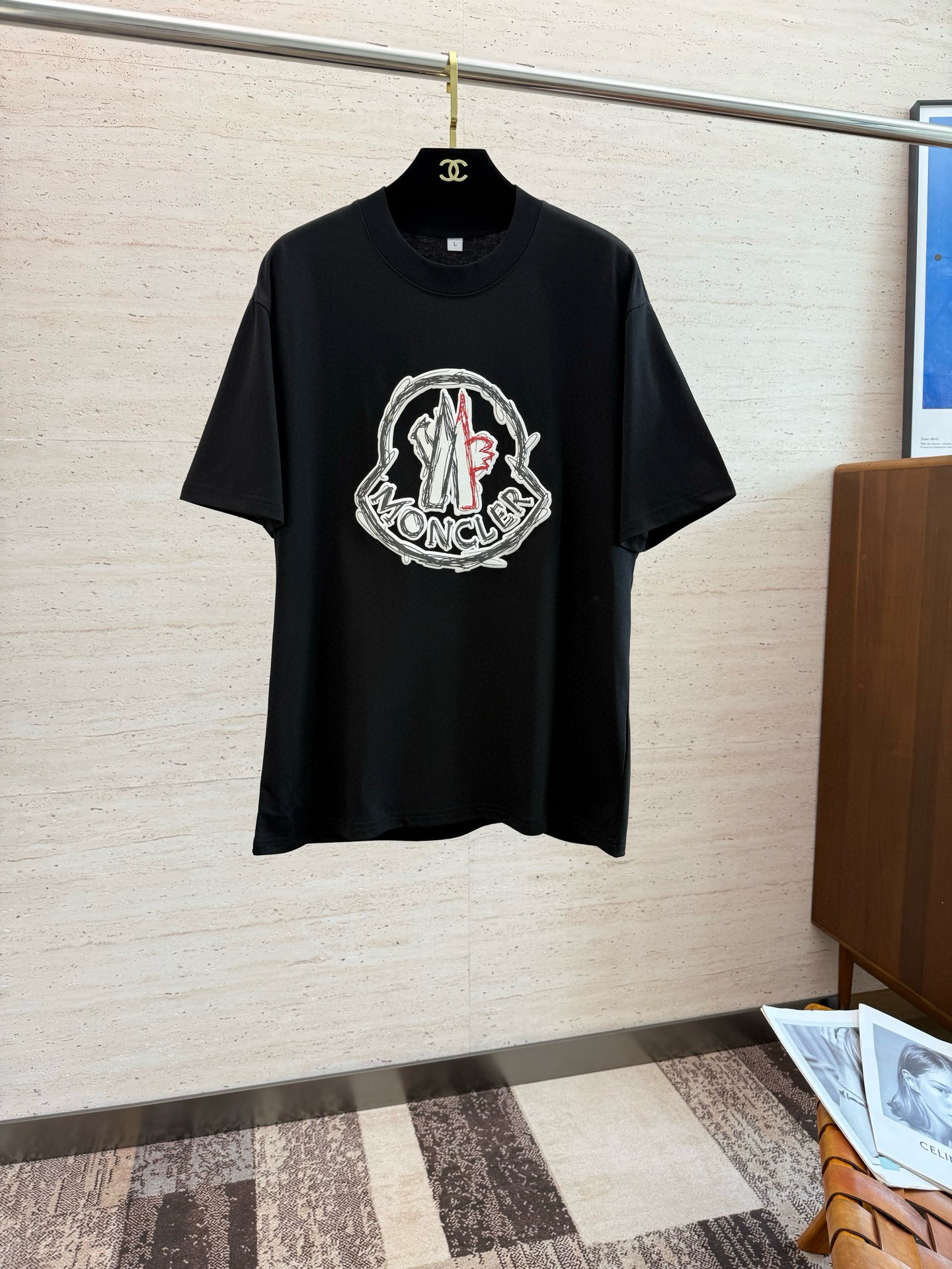 NO:504991,MON Spring and Summer New Short Sleeves The overall color is bright and bright, with a smooth and soft feel, with a strong drape, natural and soft texture, super comfortable in the body, and a strong drape!  T-shirts are very comfortable and practical in daily wear, super toughness is better than ordinary cotton, the texture is delicate, soft and skin-friendly, the touch is light and cool, the color is bright and the color is high in fastness, and the breathability and drape are good. The number of codes M-4XL, T-shirt,tees, t-shirt,alexander wang19860909MON 春夏新款短袖 整体上色泽较鲜明和光亮,手感顺滑揉软,悬垂感特强,质地自然柔软、贴身超级舒服,悬垂感特强！ T恤日常穿搭很自在很实用,超级的有韧性比起一般的棉手感质感都更好的,面料质地细腻、柔软、亲肤,触感轻薄凉爽,色泽艳丽色牢度高,透气性及悬垂性好.码数M-4XL,,T-shirt,tees，t-shirt,alexander wang,Men's clothing