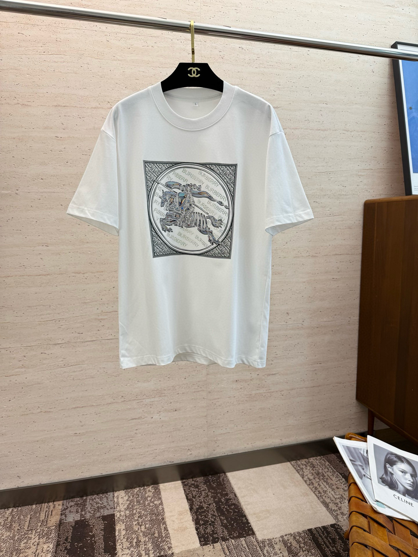 NO:504996,BUR Spring and Summer New Short Sleeves The overall color is bright and bright, with a smooth and soft feel, with a strong drape, natural and soft texture, super comfortable in the body, and a strong drape!  T-shirts are very comfortable and practical in daily wear, super toughness is better than ordinary cotton, the texture is delicate, soft and skin-friendly, the touch is light and cool, the color is bright and the color is fast, the breathability and drape are good. The code number M-4XL, burberry, T-shirt, tees, t-shirt, alexander wang19860909BUR 春夏新款短袖 整体上色泽较鲜明和光亮,手感顺滑揉软,悬垂感特强,质地自然柔软、贴身超级舒服,悬垂感特强！ T恤日常穿搭很自在很实用,超级的有韧性比起一般的棉手感质感都更好的,面料质地细腻、柔软、亲肤,触感轻薄凉爽,色泽艳丽色牢度高,透气性及悬垂性好.码数M-4XL,,burberry,T-shirt,tees，t-shirt,alexander wang,Men's clothing